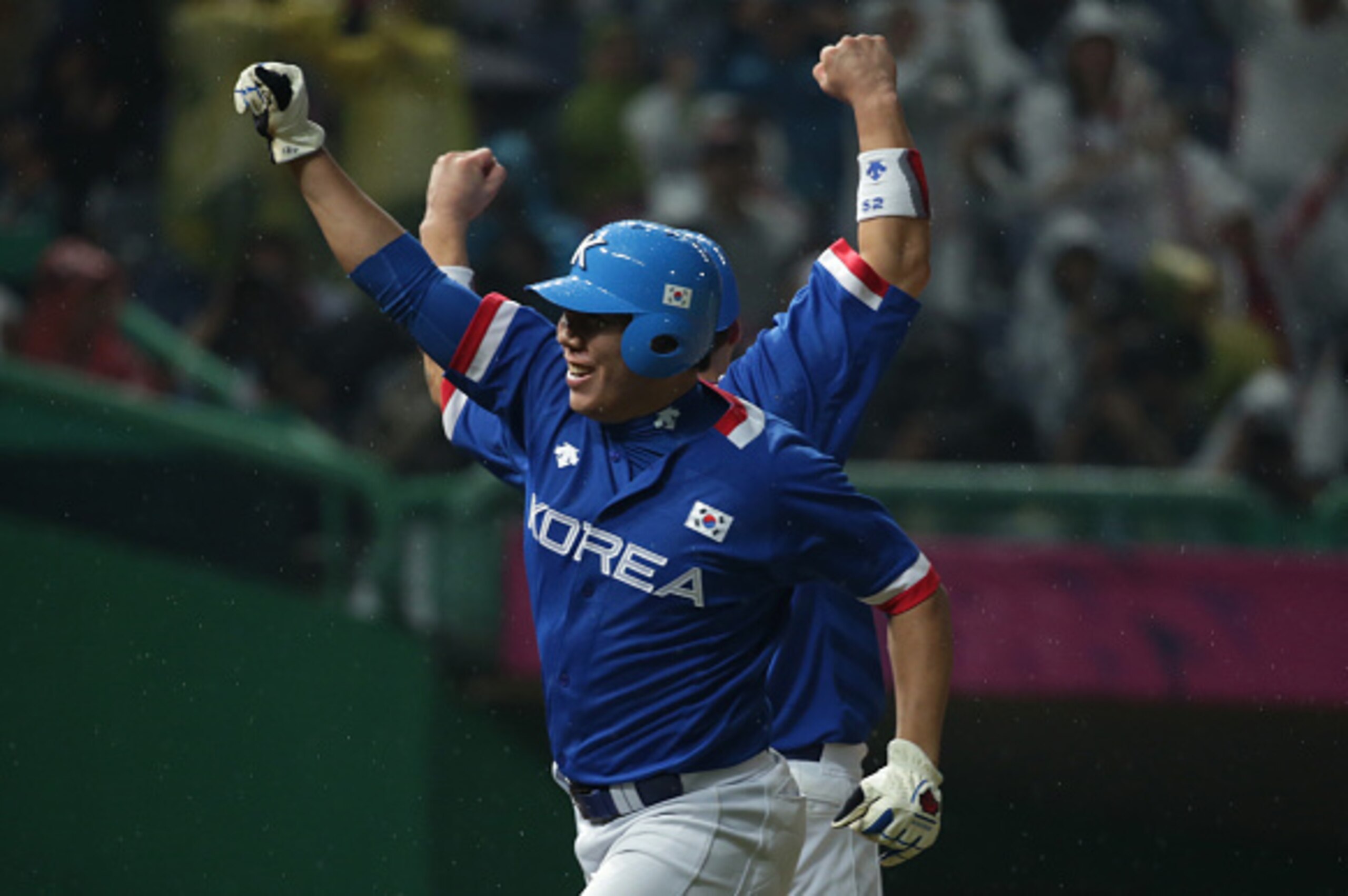 INCHEON, SOUTH KOREA - SEPTEMBER 28:  Kang Jung-Ho of South Korea Kang Jung-Ho of South Korea safely reaches home base in the eighth inning during the Baseball Final between South Korea and Chinese Taipei during the day nine of the 2014 Asian Games at Mun