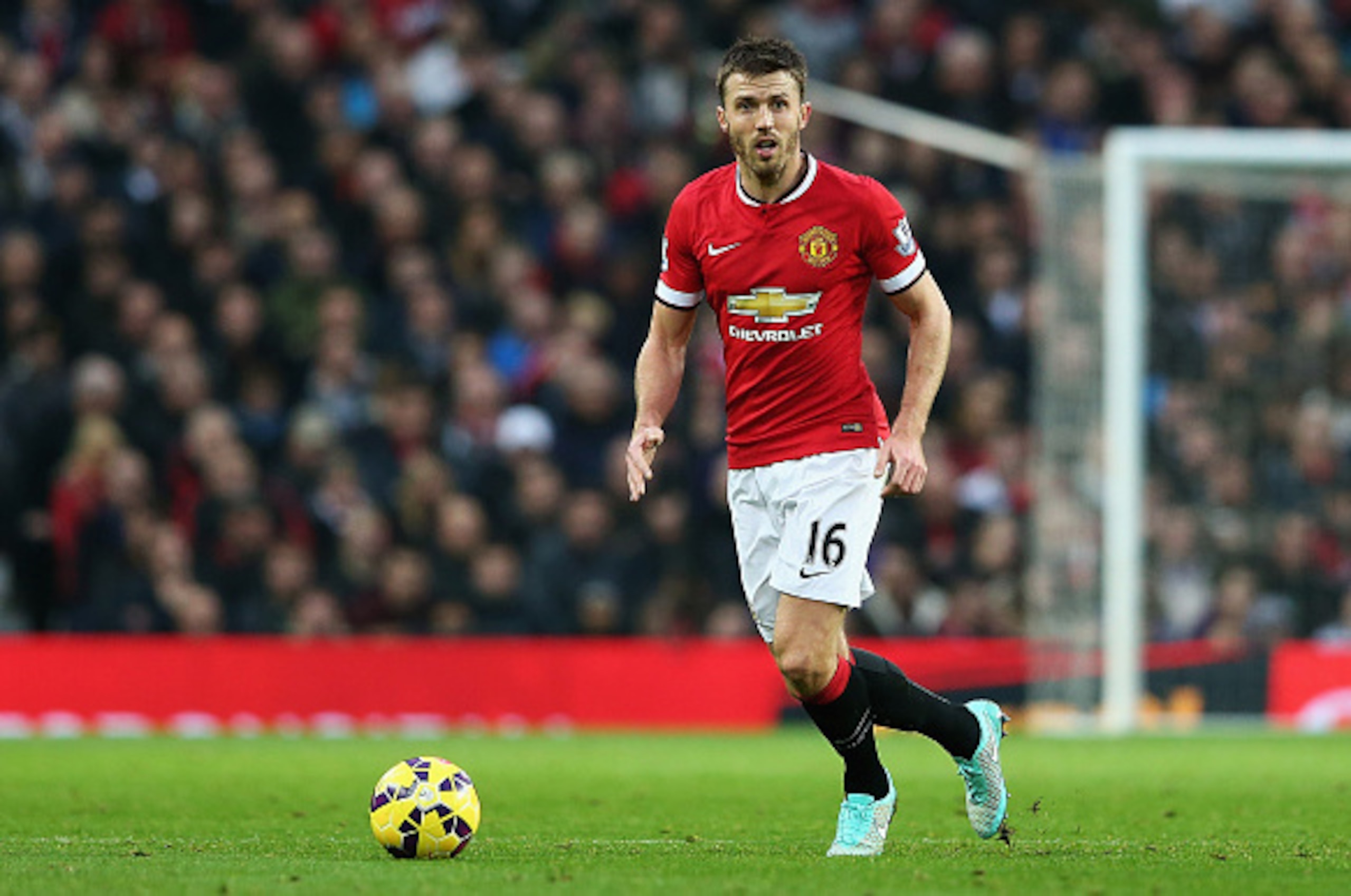 MANCHESTER, ENGLAND - NOVEMBER 29:  Michael Carrick of Manchester United in action during the Barclays Premier League match between Manchester United and Hull City at Old Trafford on November 29, 2014 in Manchester, England.  (Photo by Matthew Lewis/Getty
