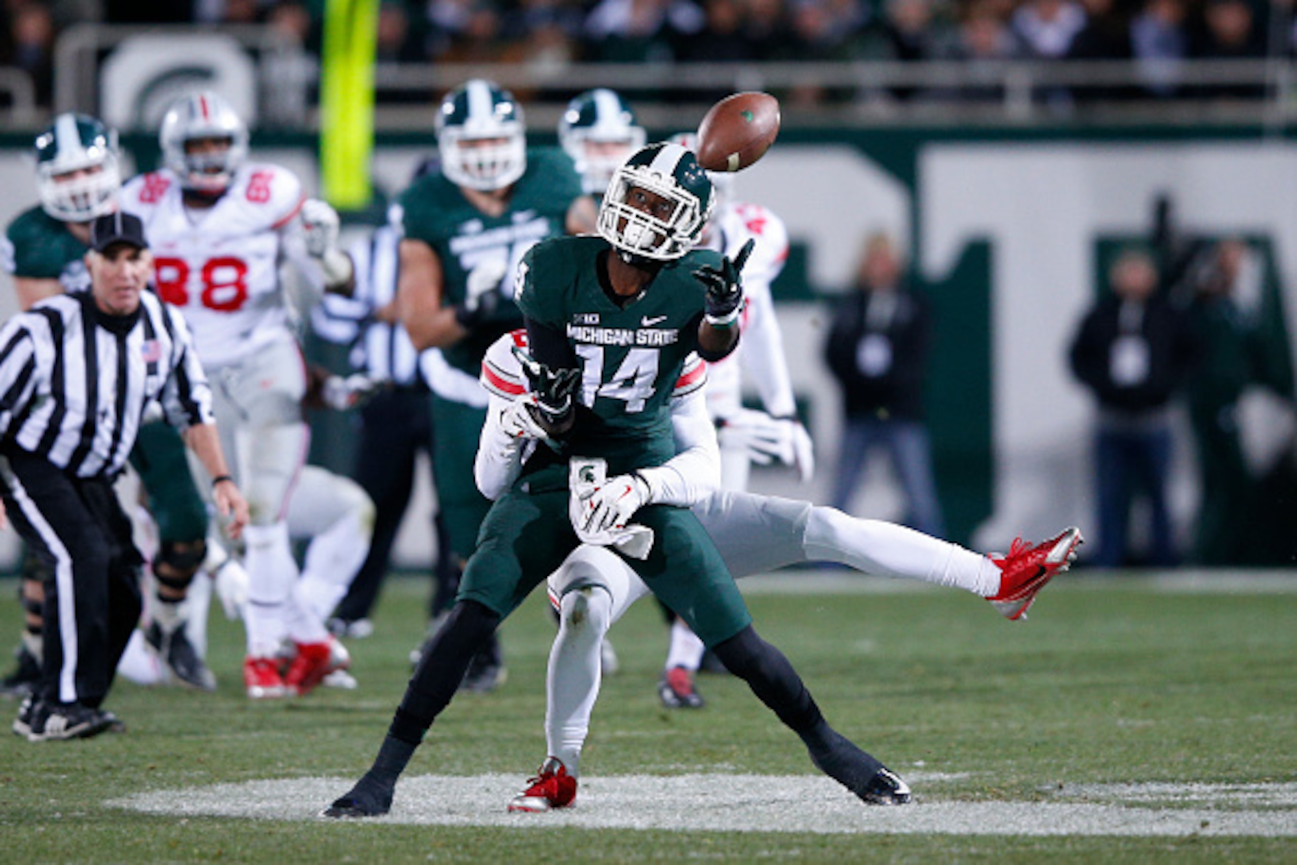 EAST LANSING, MI - NOVEMBER 8: Tony Lippett #14 of the Michigan State Spartans drops a pass in the first half of the game against the Ohio State Buckeyes at Spartan Stadium on November 8, 2014 in East Lansing, Michigan. (Photo by Joe Robbins/Getty Images)