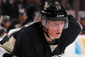 PITTSBURGH, PA - NOVEMBER 21:  Beau Bennett #19 of the Pittsburgh Penguins skates against the New York Islanders at Consol Energy Center on November 21, 2014 in Pittsburgh, Pennsylvania.  (Photo by Gregory Shamus/NHLI via Getty Images)