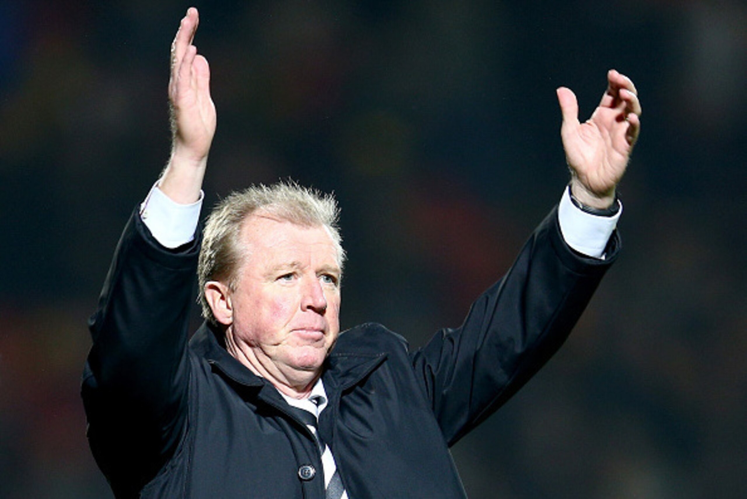 WATFORD, ENGLAND - NOVEMBER 22:  Steve McClaren manager of Derby County salutes the fans after the Sky Bet Championship match between Watford and Derby County at Vicarage Road on November 22, 2014 in Watford, England.  (Photo by Martin Willetts/Getty Imag