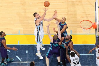 MEMPHIS, TN - DECEMBER 12:  Marc Gasol #33 of the Memphis Grizzlies shoots the ball against the Charlotte Hornets during the game on December 12, 2014 at FedExForum in Memphis, Tennessee. NOTE TO USER: User expressly acknowledges and agrees that, by downl