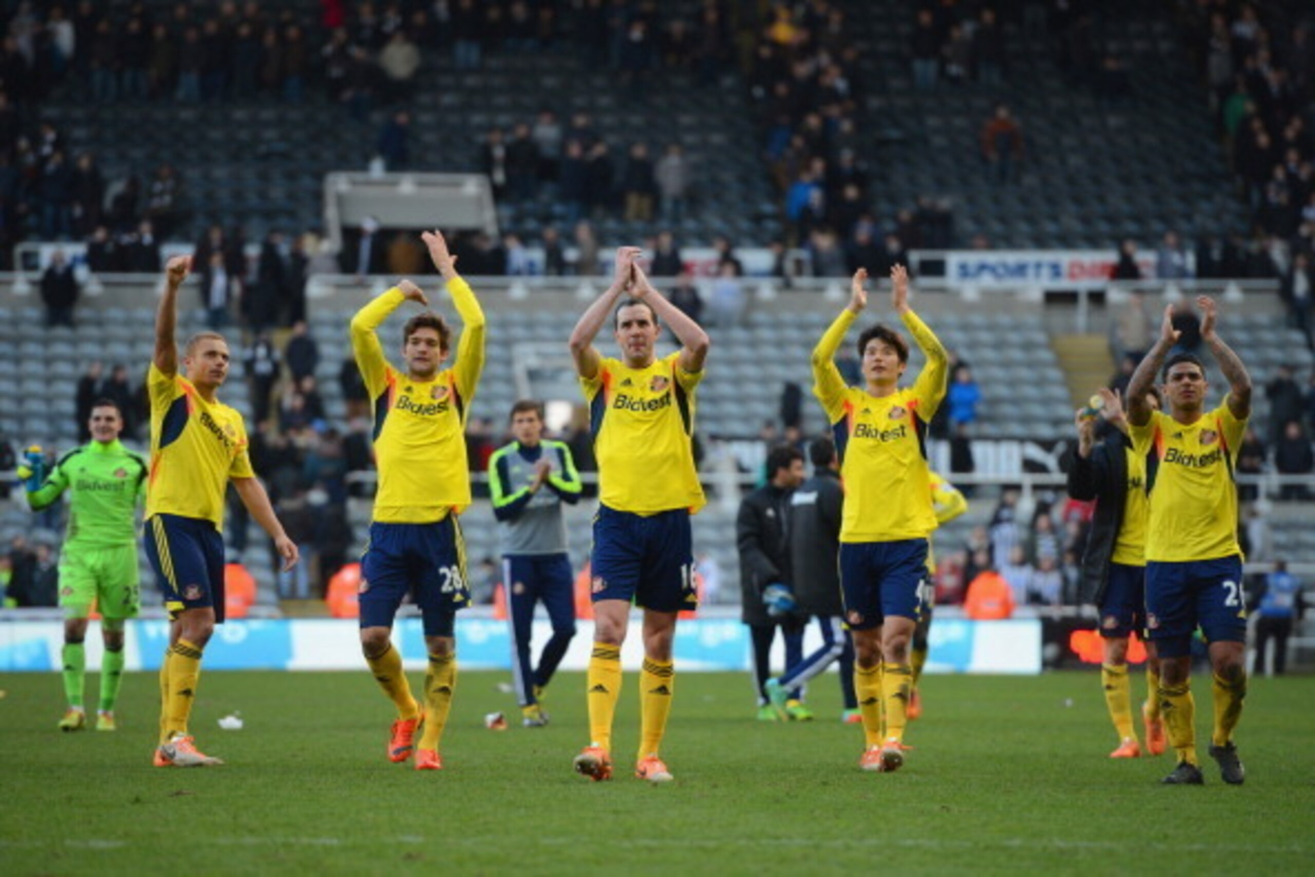NEWCASTLE UPON TYNE, ENGLAND - FEBRUARY 01:  Sunderland players celebrate after the Barclays Premier League match between Newcastle United and Sunderland at St James' Park on February 1, 2014 in Newcastle upon Tyne, England.  (Photo by Michael Regan/Getty