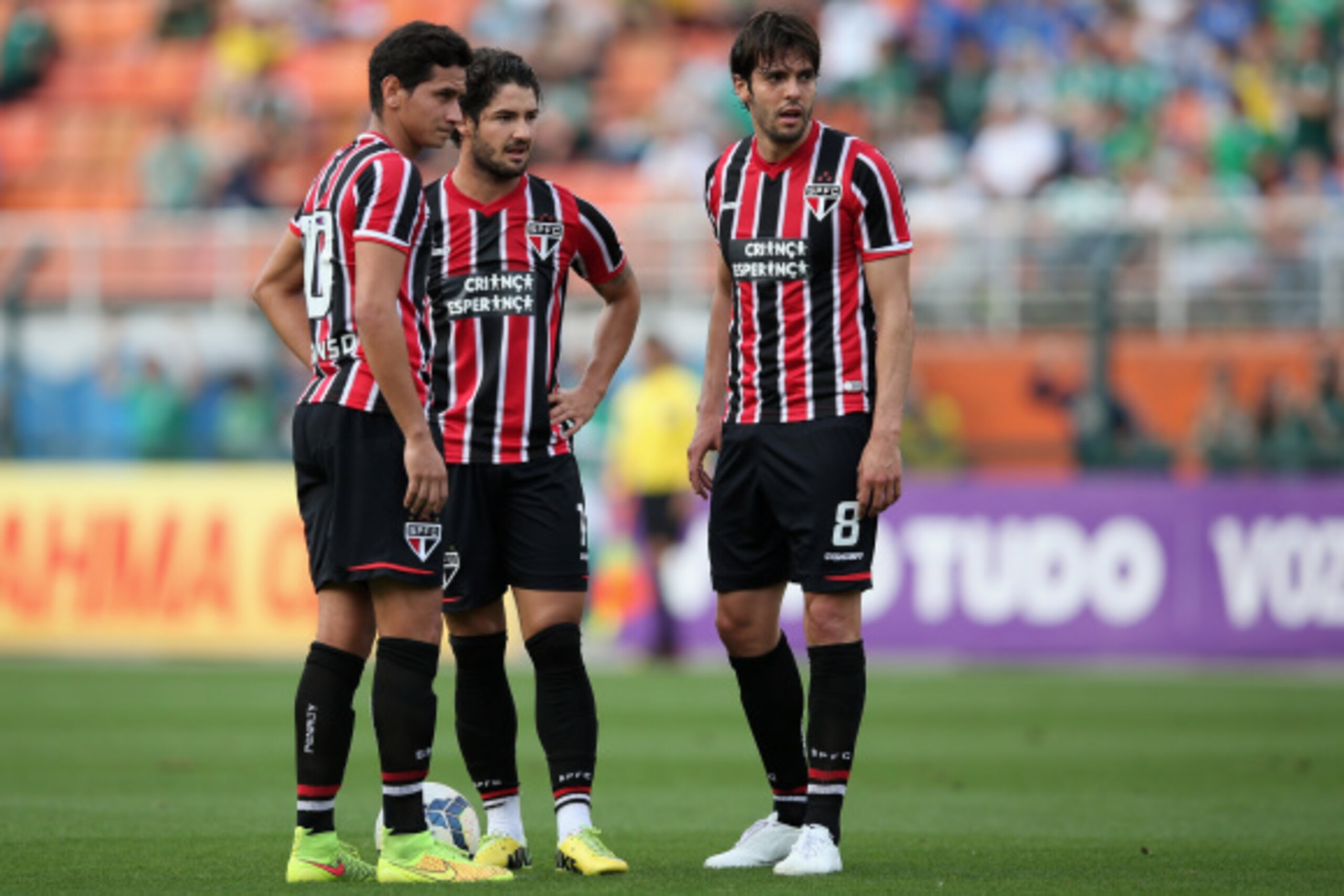 SAO PAULO, BRAZIL - AUGUST 17: Paulo Henrique Ganso, Pato and Kaka of Sao Paulo looks on during the match between Palmeiras and Sao Paulo for the Brazilian Series A 2014 at Estadio do Pacaembu on August 17, 2014 in Sao Paulo, Brazil. (Photo by Friedemann 