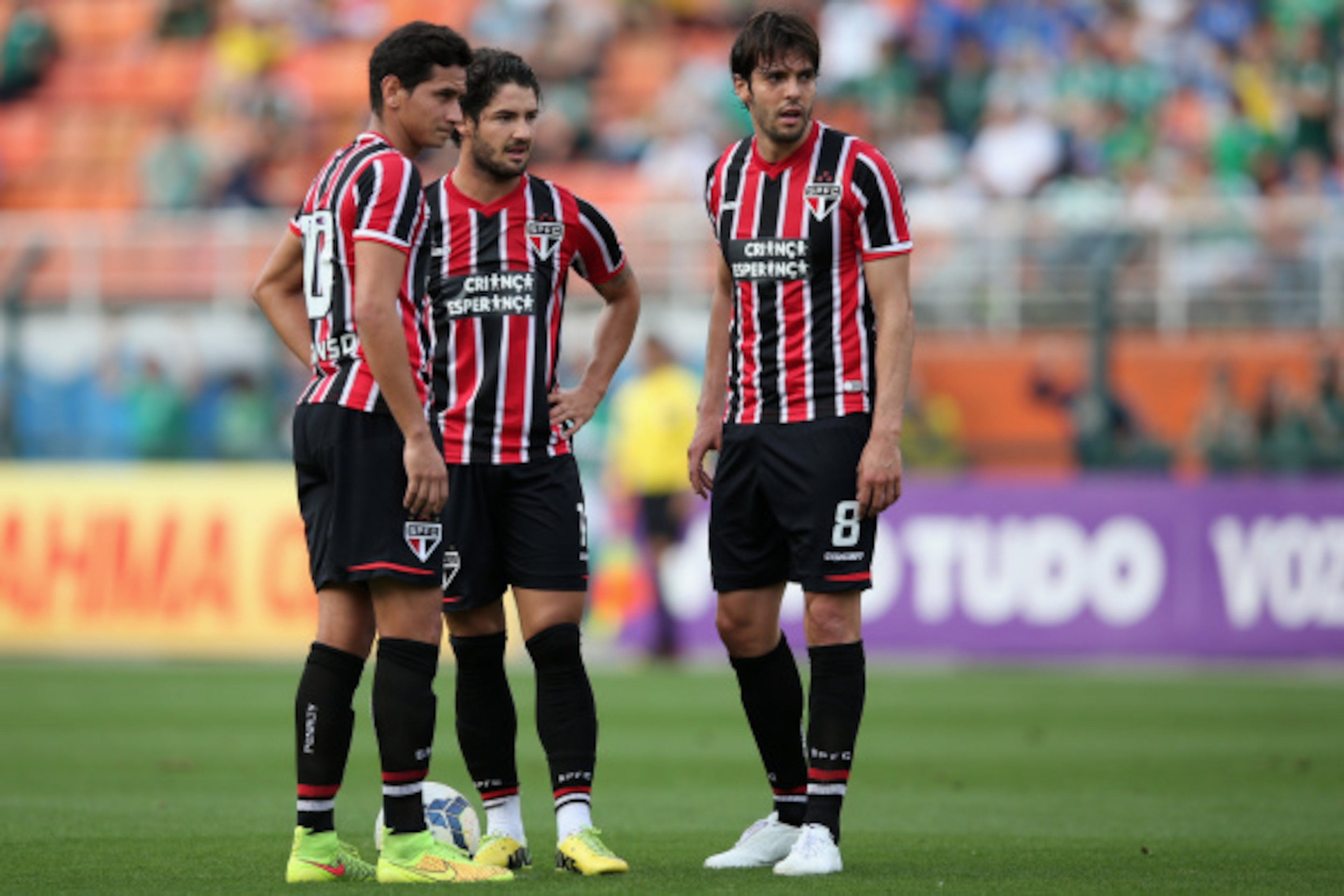 SAO PAULO, BRAZIL - AUGUST 17: Paulo Henrique Ganso, Pato and Kaka of Sao Paulo looks on during the match between Palmeiras and Sao Paulo for the Brazilian Series A 2014 at Estadio do Pacaembu on August 17, 2014 in Sao Paulo, Brazil. (Photo by Friedemann 
