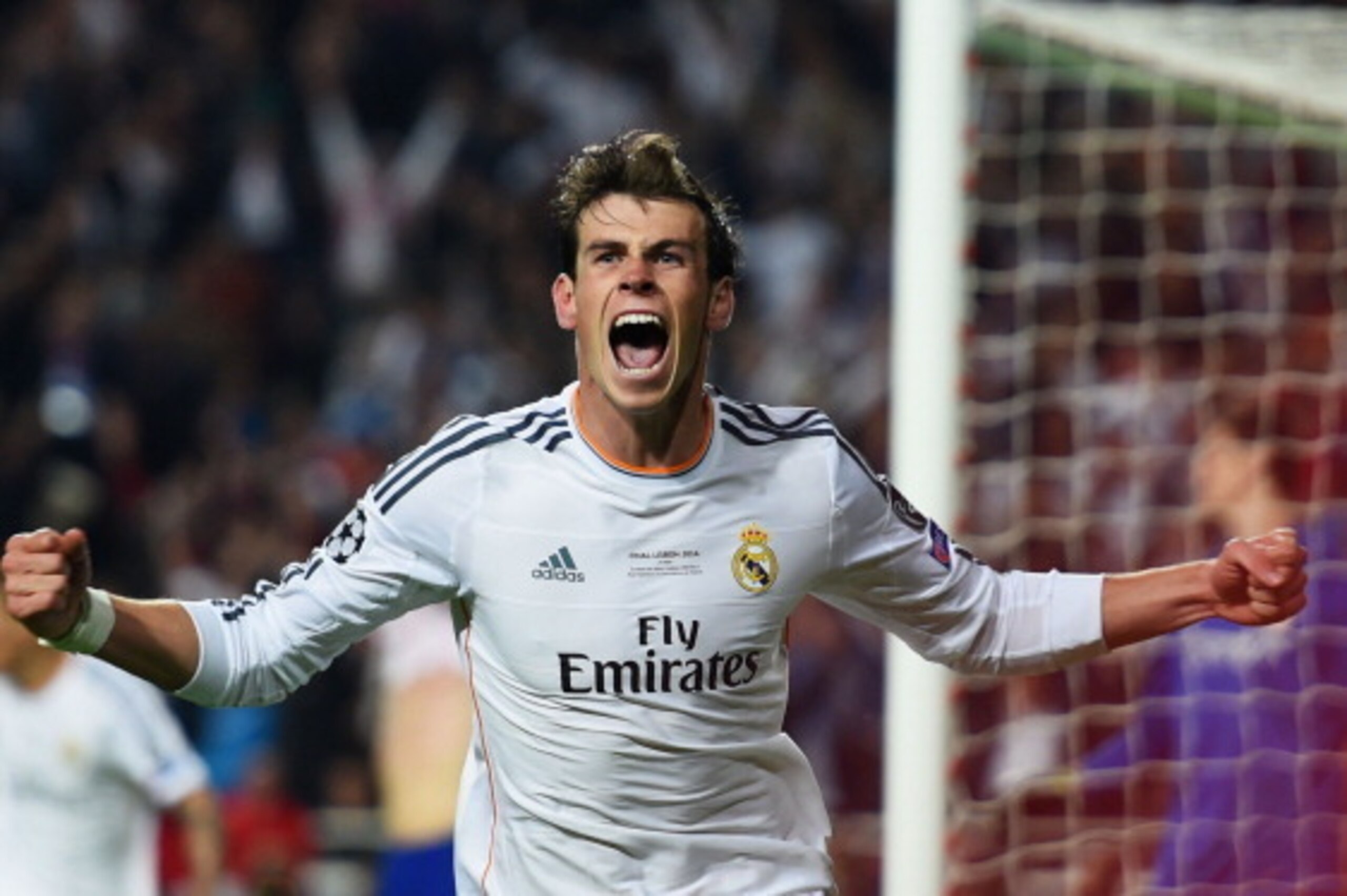 LISBON, PORTUGAL - MAY 24:  Gareth Bale of Real Madrid celebrates scoring their second goal in extra time during the UEFA Champions League Final between Real Madrid and Atletico de Madrid at Estadio da Luz on May 24, 2014 in Lisbon, Portugal.  (Photo by S
