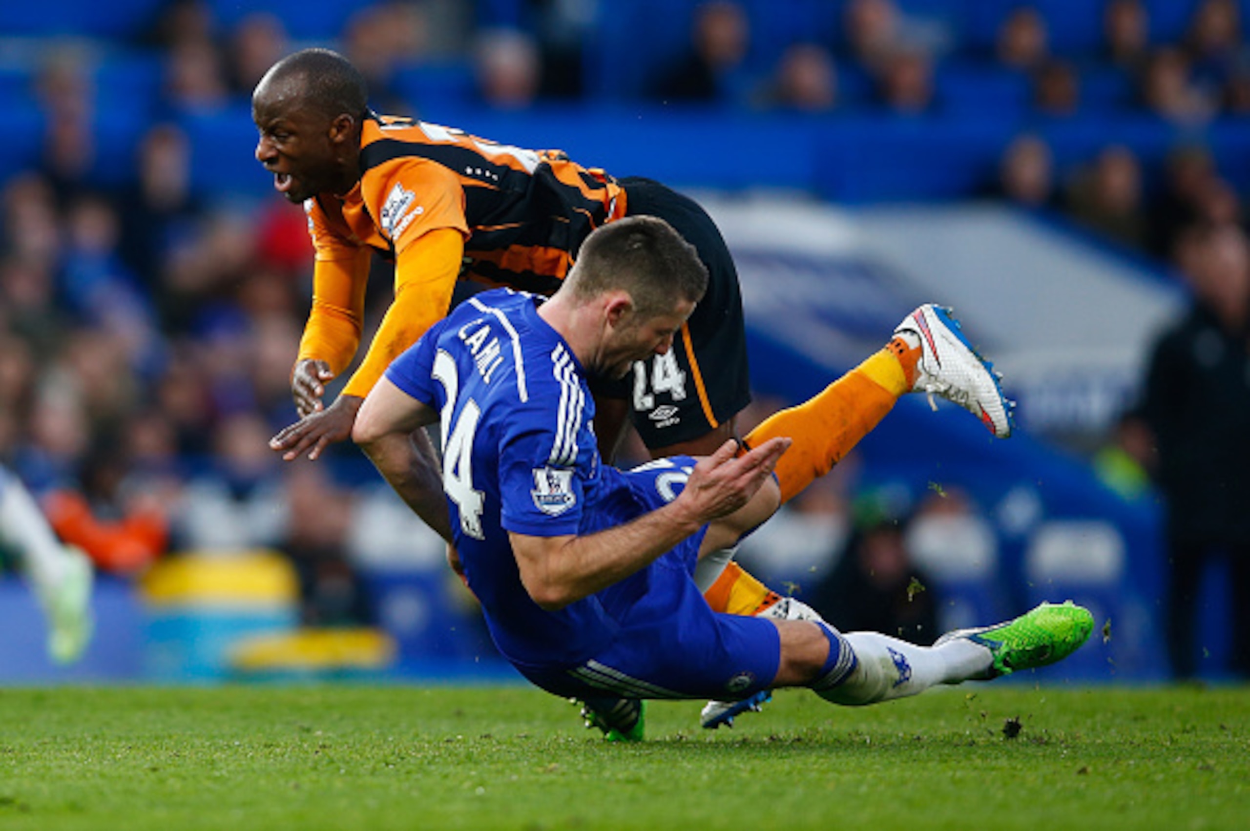 LONDON, ENGLAND - DECEMBER 13:  Gary Cahill of Chelsea challenges Sone Aluko of Hull City during the Barclays Premier League match between Chelsea and Hull City at Stamford Bridge on December 13, 2014 in London, England.  (Photo by Clive Rose/Getty Images