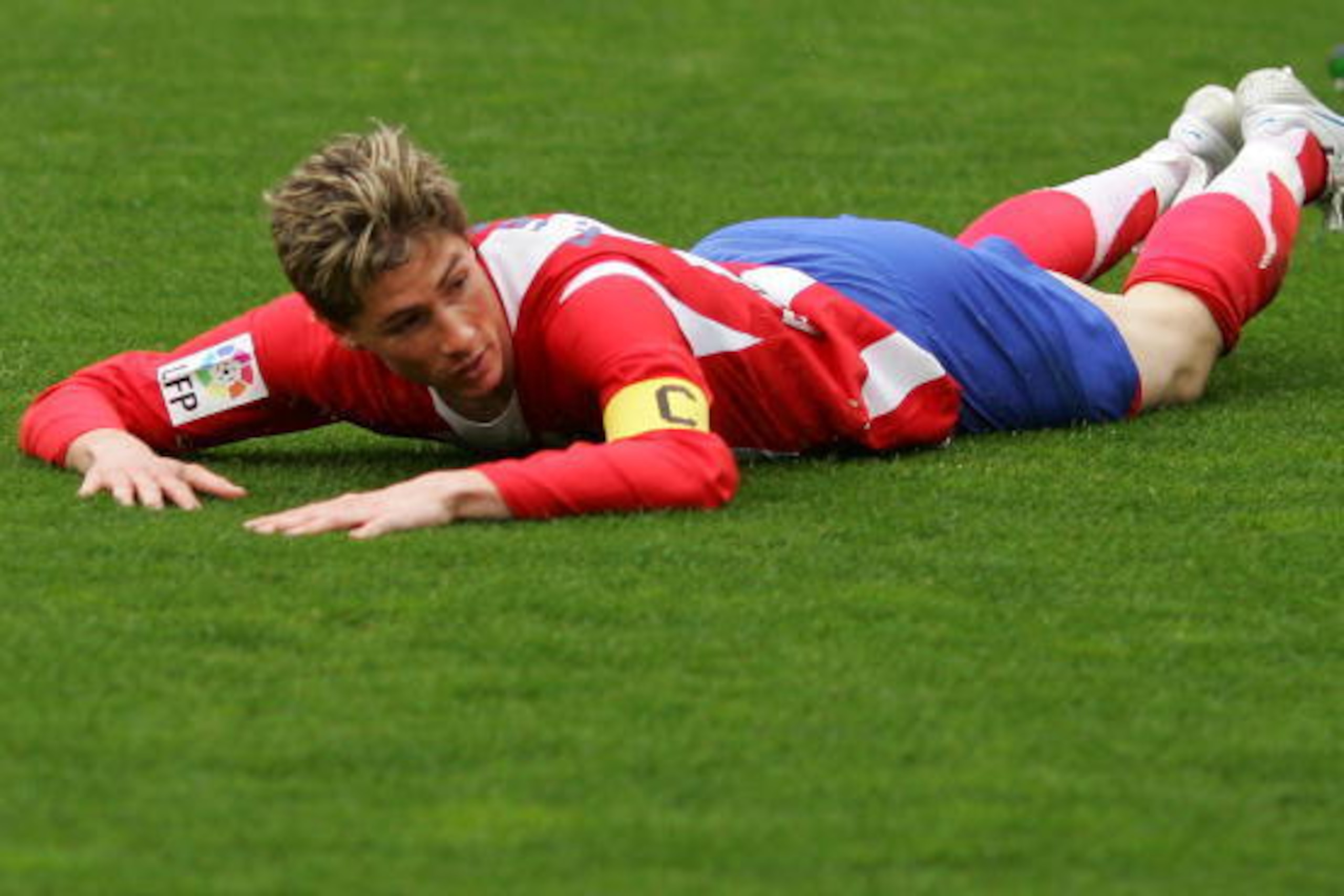 MADRID, SPAIN - APRIL 01:  Fernando Torres of Atletico Madrid takes a fall during the Primera Liga match between Atletico Madrid and Mallorca at the Vicente Calderon stadium on April 1, 2007 in Madrid, Spain.  (Photo by Denis Doyle/Getty Images)