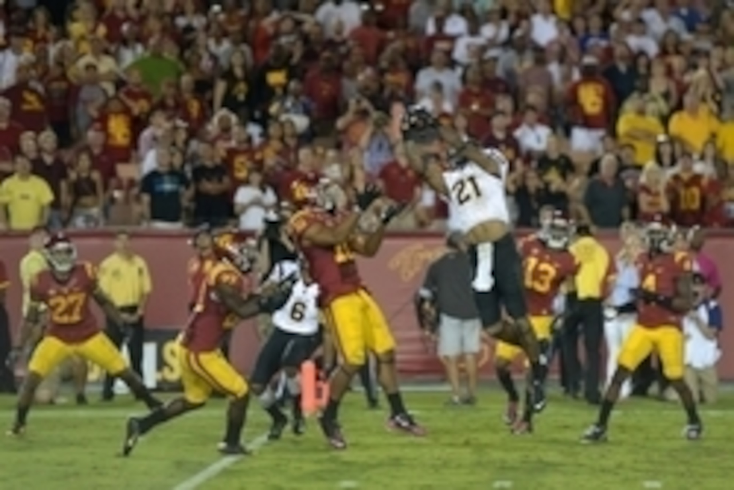 Oct 4, 2014; Los Angeles, CA, USA: Arizona State Sun Devils receiver Jaelen Strong (21) catches a 53-yard touchdown pass while defended by Southern California Trojans linebacker Hayes Pullard (10) on the final play of the game at Los Angeles Memorial Coli Oct 4, 2014; Los Angeles, CA, USA: Arizona State Sun Devils receiver Jaelen Strong (21) catches a 53-yard touchdown pass while defended by Southern California Trojans linebacker Hayes Pullard (10) on the final play of the game at Los Angeles Memorial Coli