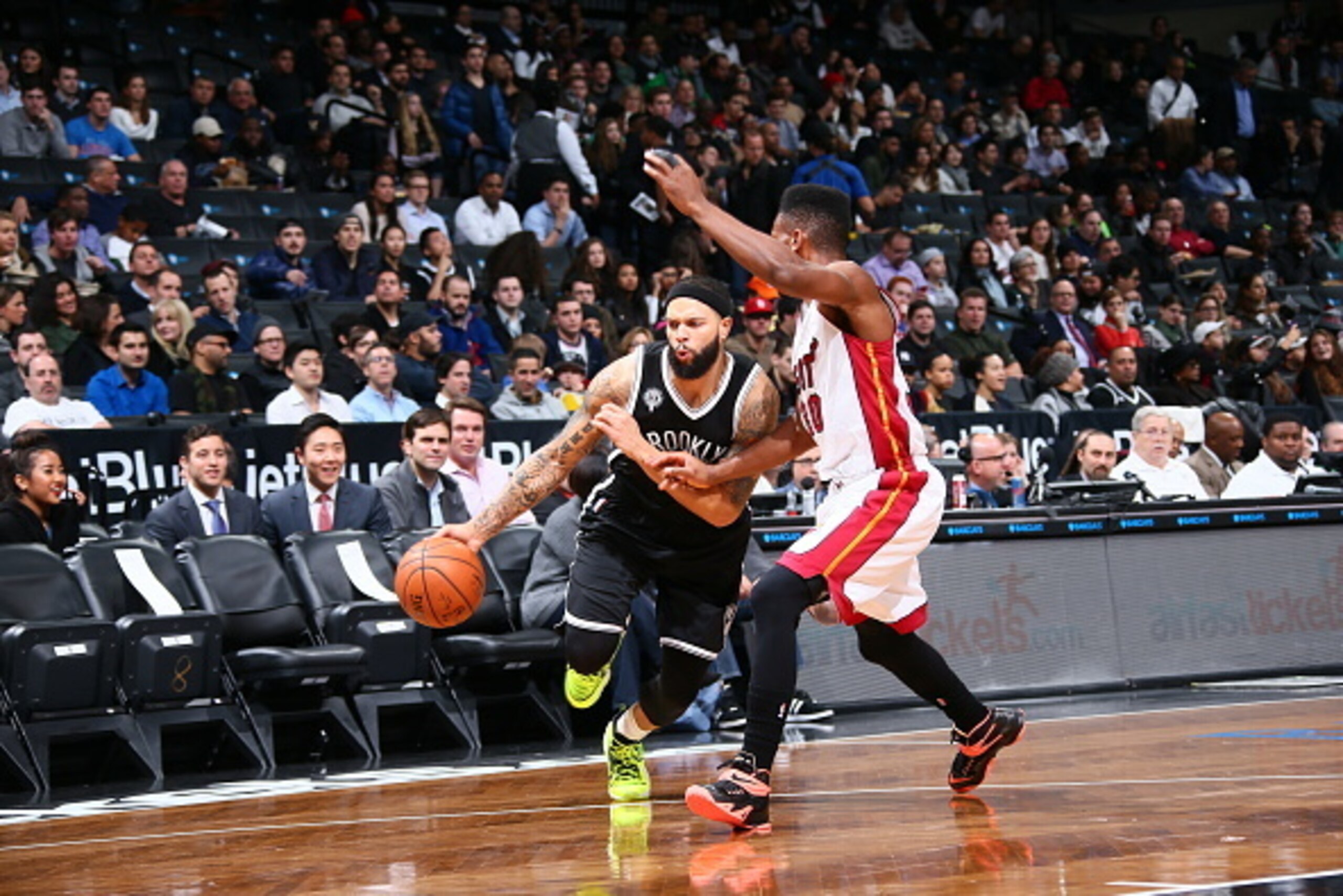 BROOKLYN, NY - DECEMBER 16: Deron Williams #8 of the Brooklyn Nets handles the ball against the Miami Heat during the game on December 16, 2014 at Barclays Center in Brooklyn, New York. NOTE TO USER: User expressly acknowledges and agrees that, by downlo BROOKLYN, NY - DECEMBER 16: Deron Williams #8 of the Brooklyn Nets handles the ball against the Miami Heat during the game on December 16, 2014 at Barclays Center in Brooklyn, New York. NOTE TO USER: User expressly acknowledges and agrees that, by downlo