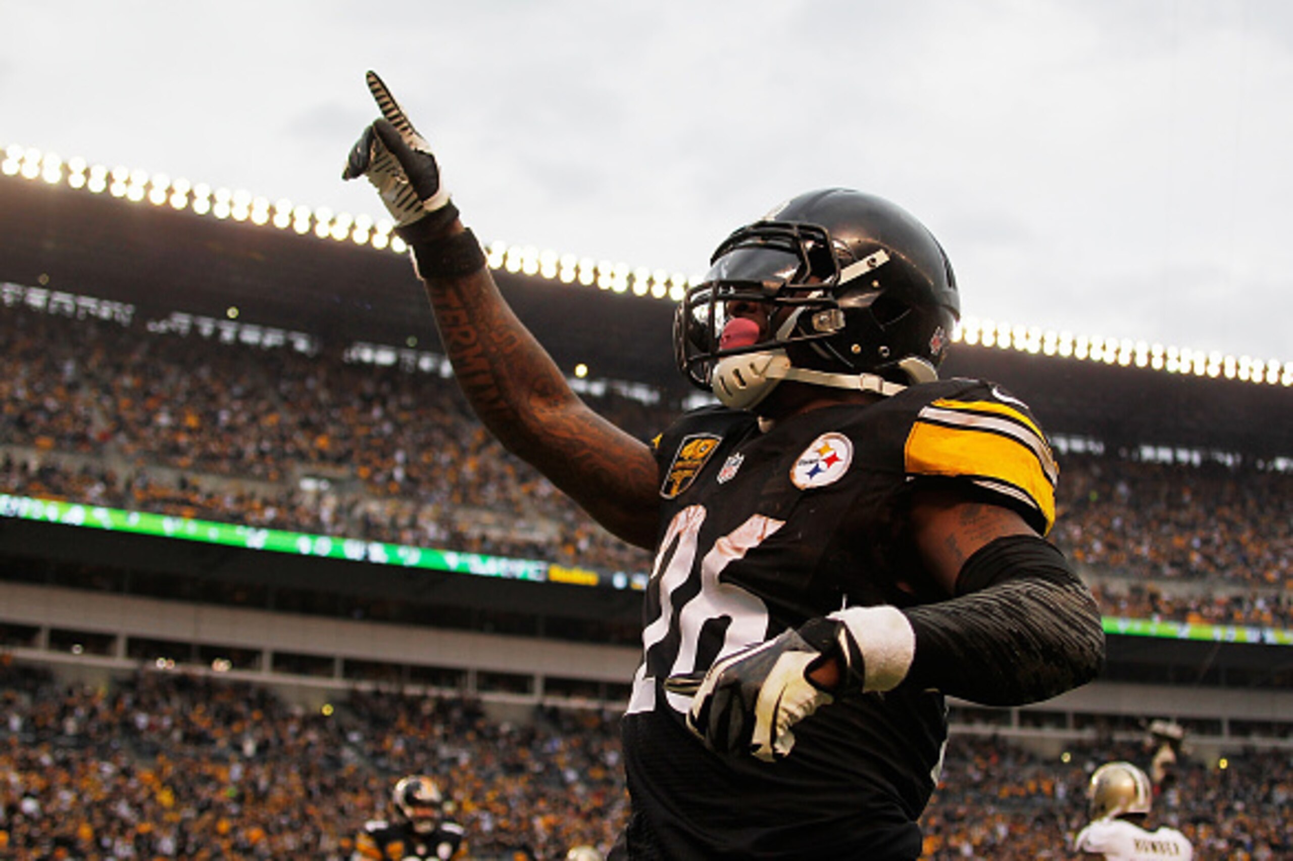 PITTSBURGH, PA - NOVEMBER 30:  Le'Veon Bell #26 of the Pittsburgh Steelers celebrates his touchdown during the third quarter against the New Orleans Saints at Heinz Field on November 30, 2014 in Pittsburgh, Pennsylvania.  (Photo by Justin K. Aller/Getty I