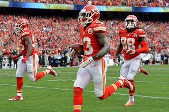 KANSAS CITY, MO - DECEMBER 14:  De'Anthony Thomas #13 of the Kansas City Chiefs returns a punt for a touchdown against the Oakland Raiders during the first quarter at Arrowhead Stadium on December 14, 2014 in Kansas City, Missouri.  (Photo by Peter Aiken/