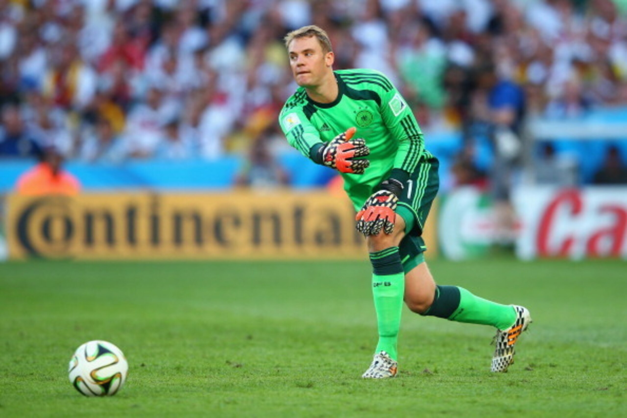 RIO DE JANEIRO, BRAZIL - JULY 13: Manuel Neuer of Germany throws the ball during the 2014 FIFA World Cup Brazil Final match between Germany and Argentina at Maracana on July 13, 2014 in Rio de Janeiro, Brazil.  (Photo by Julian Finney/Getty Images)