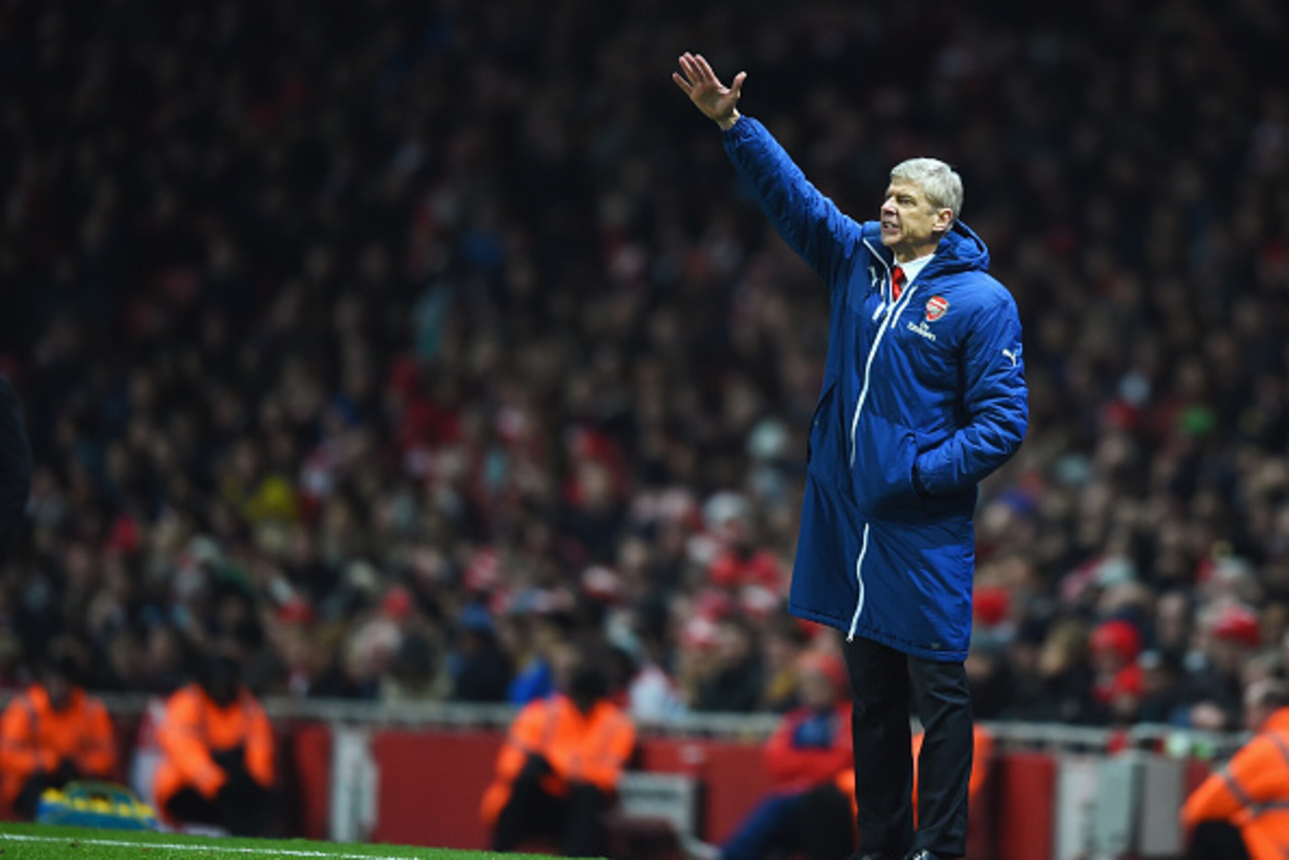 LONDON, ENGLAND - DECEMBER 13:  Arsene Wenger, manager of Arsenal gives instructions during the Barclays Premier League match between Arsenal and Newcastle United at Emirates Stadium on December 13, 2014 in London, England.  (Photo by Paul Gilham/Getty Im