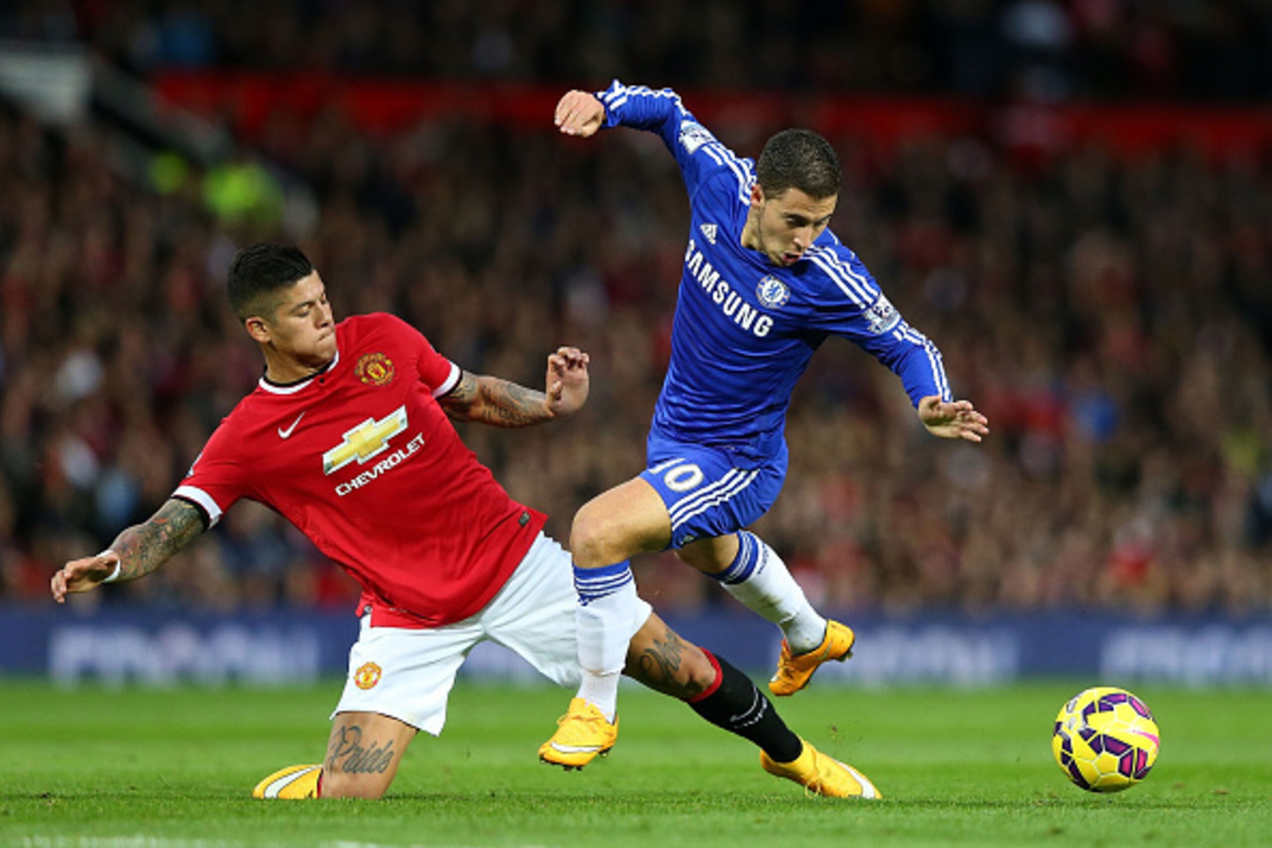 MANCHESTER, ENGLAND - OCTOBER 26: Marcos Rojo of Manchester United challenges Eden Hazard of Chelsea during the Barclays Premier League match between Manchester United and Chelsea at Old Trafford on October 26, 2014 in Manchester, England. (Photo by Ale MANCHESTER, ENGLAND - OCTOBER 26: Marcos Rojo of Manchester United challenges Eden Hazard of Chelsea during the Barclays Premier League match between Manchester United and Chelsea at Old Trafford on October 26, 2014 in Manchester, England. (Photo by Ale