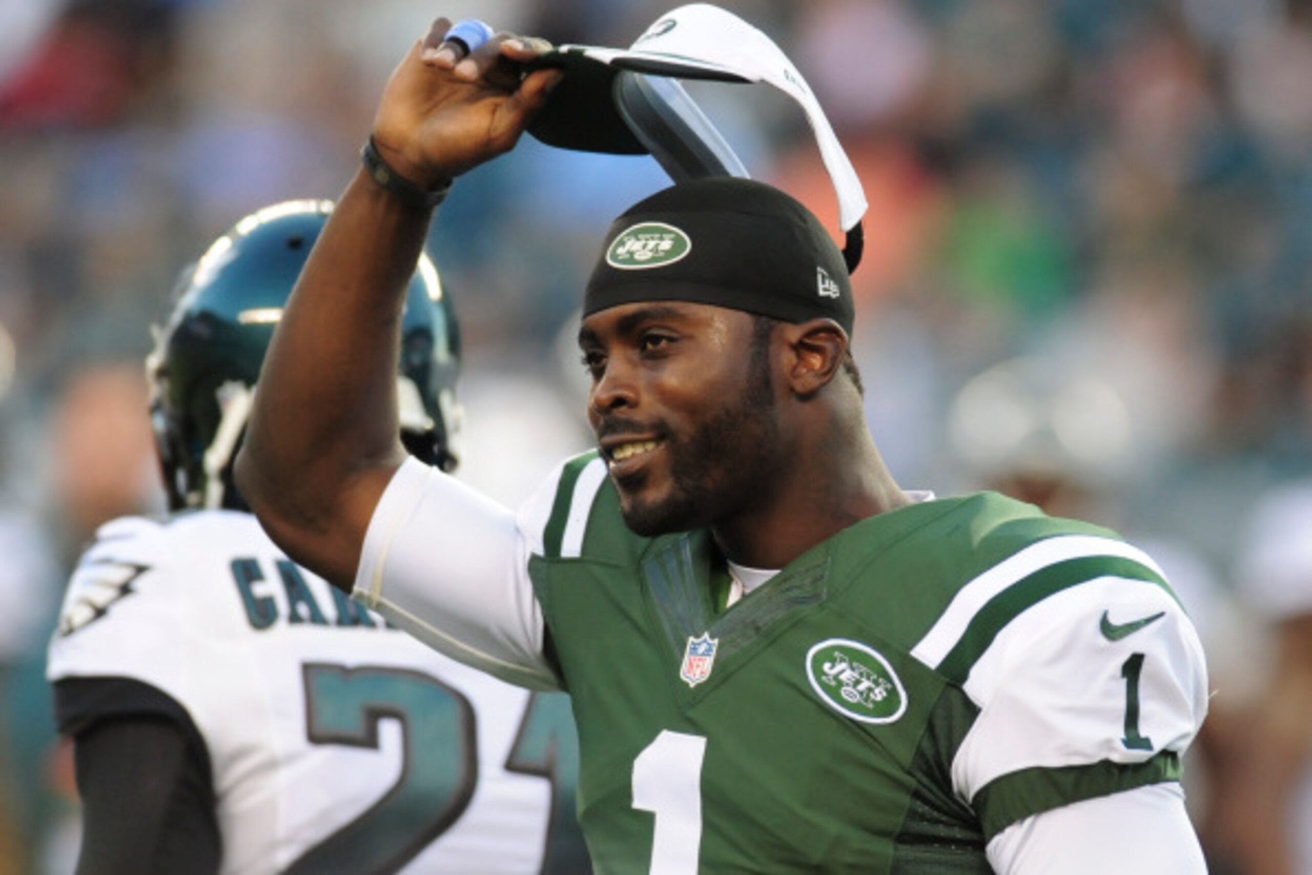PHILADELPHIA, PA - AUGUST 28: Quarterback Michael Vick #1 of the New York Jets comes out of the preseason game against the Philadelphia Eagles and tips his cap to the crowd on August 28, 2014 at Lincoln Financial Field in Philadelphia, Pennsylvania. (Phot