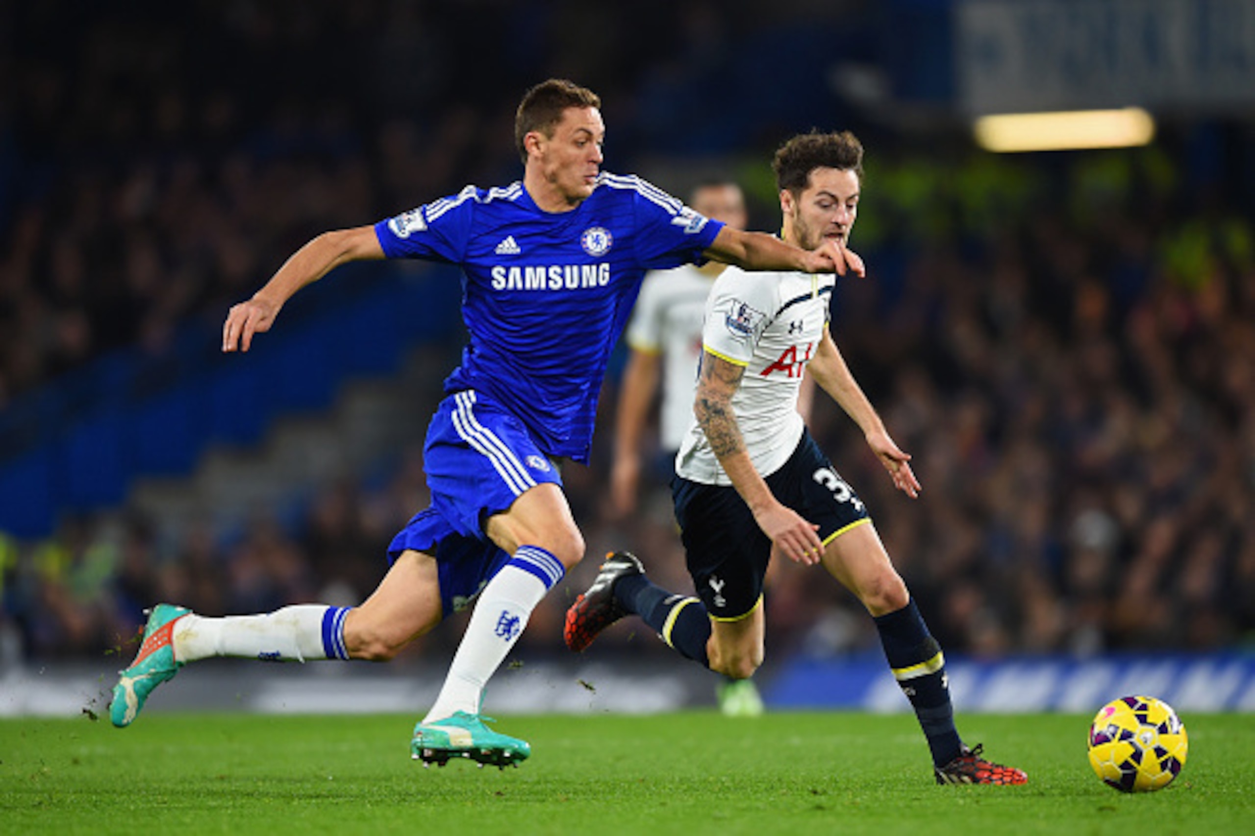 LONDON, ENGLAND - DECEMBER 03:  Nemanja Matic of Chelsea and Ryan Mason of Spurs battle for the ball during the Barclays Premier League match between Chelsea and Tottenham Hotspur at Stamford Bridge on December 3, 2014 in London, England.  (Photo by Shaun