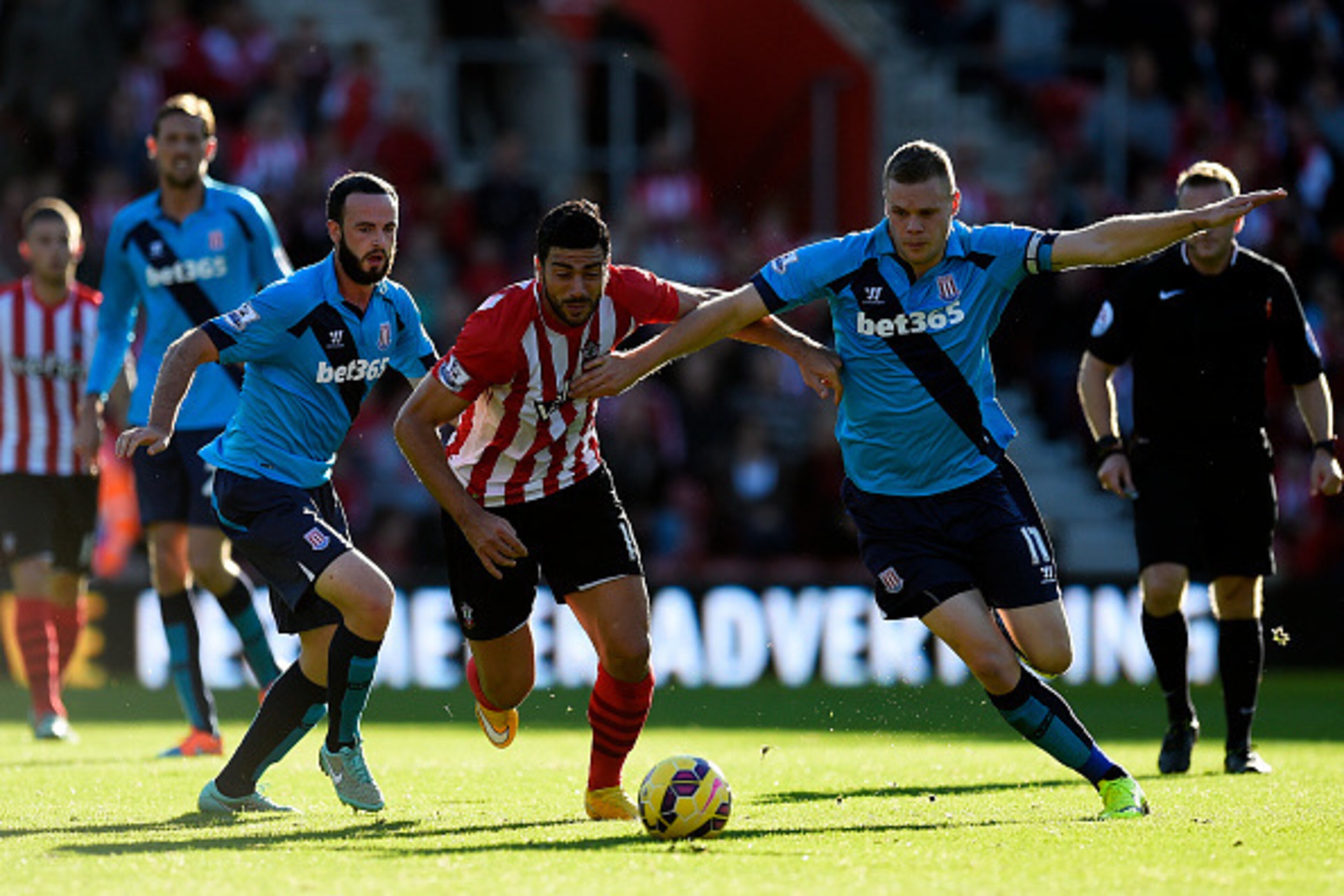 SOUTHAMPTON, ENGLAND - OCTOBER 25:  Graziano Pelle of Southampton battles for the ball with Ryan Shawcross of Stoke City during the Barclays Premier League match between Southampton and Stoke City at St Mary's Stadium on October 25, 2014 in Southampton, E