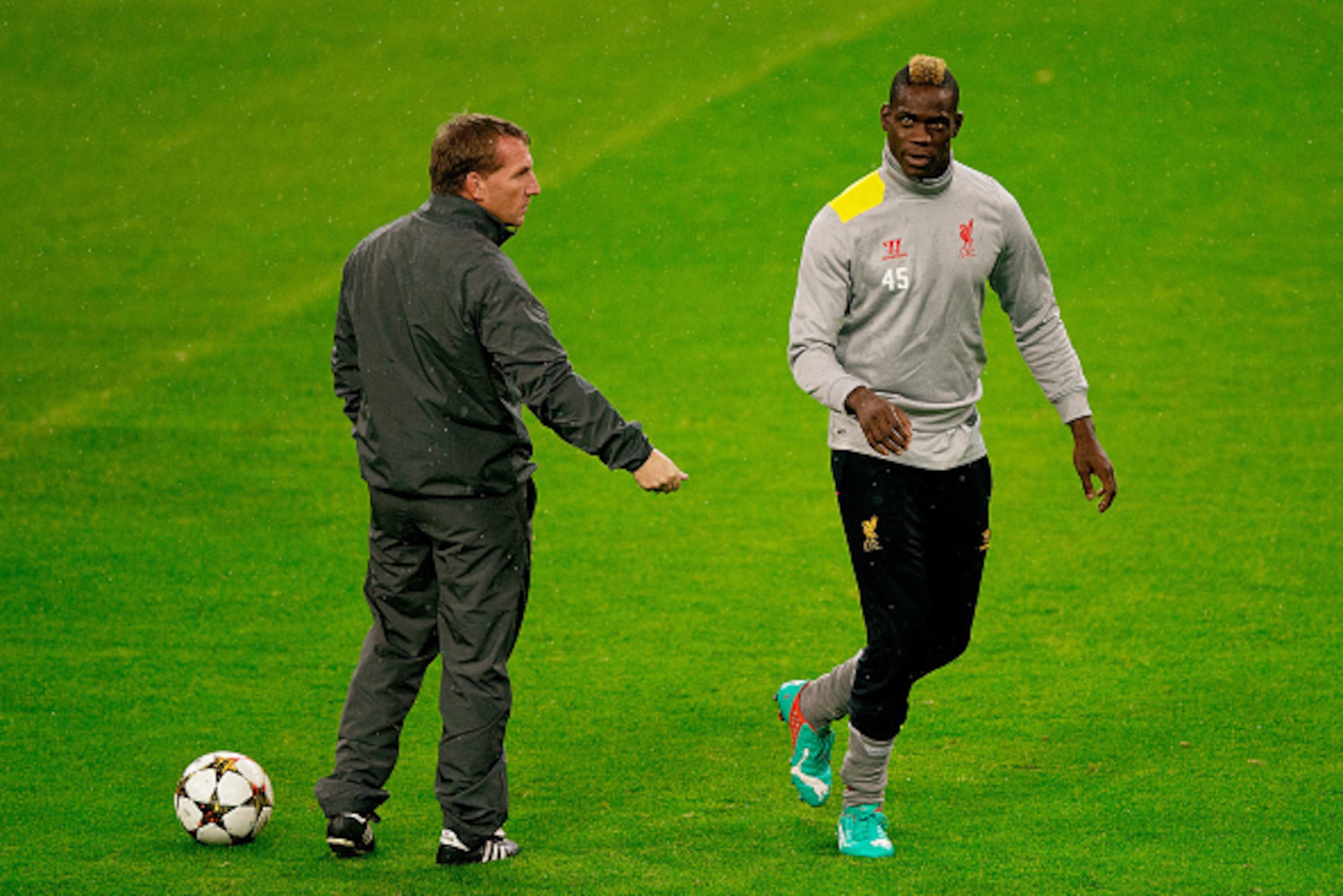 MADRID, SPAIN - NOVEMBER 03: head coach Brendan Rodgers (L) of Liverpool FC gives instructions to his player Mario Balotelli (R) during the training session ahead of the UEFA Champions League Group B match between Real Madrid CF and Liverpool FC at Estadi MADRID, SPAIN - NOVEMBER 03: head coach Brendan Rodgers (L) of Liverpool FC gives instructions to his player Mario Balotelli (R) during the training session ahead of the UEFA Champions League Group B match between Real Madrid CF and Liverpool FC at Estadi