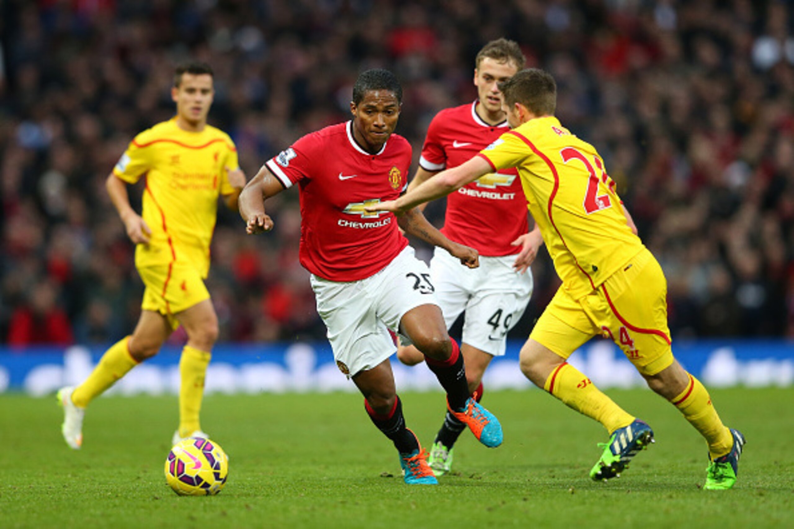 MANCHESTER, ENGLAND - DECEMBER 14: Antonio Valencia of Manchester United competes with Joe Allen of Liverpool during the Barclays Premier League match between Manchester United and Liverpool at Old Trafford on December 14, 2014 in Manchester, England. ( MANCHESTER, ENGLAND - DECEMBER 14: Antonio Valencia of Manchester United competes with Joe Allen of Liverpool during the Barclays Premier League match between Manchester United and Liverpool at Old Trafford on December 14, 2014 in Manchester, England. (