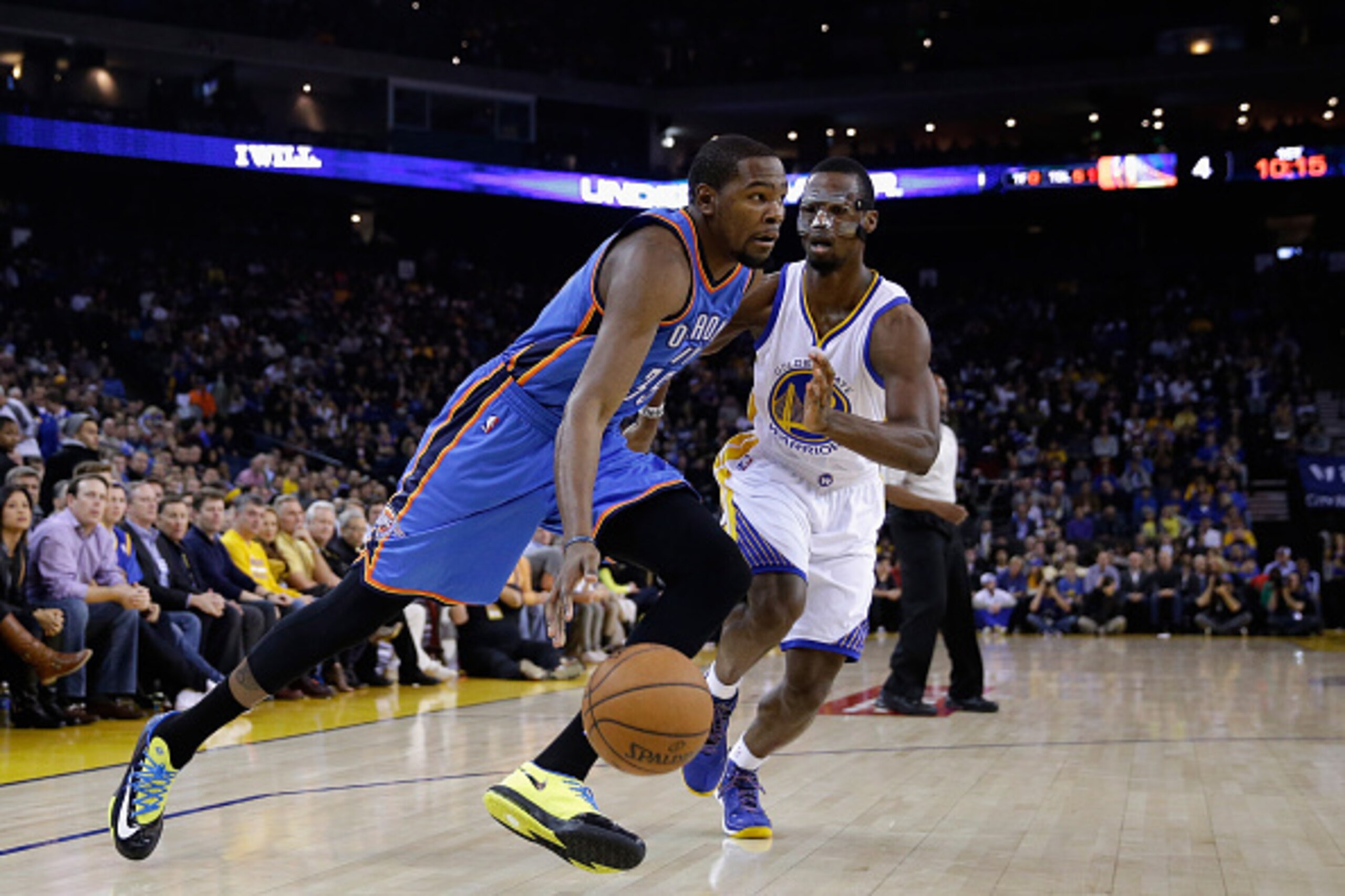 OAKLAND, CA - DECEMBER 18: Kevin Durant #35 of the Oklahoma City Thunder drives on Harrison Barnes #40 of the Golden State Warriors at ORACLE Arena on December 18, 2014 in Oakland, California. NOTE TO USER: User expressly acknowledges and agrees that, by OAKLAND, CA - DECEMBER 18: Kevin Durant #35 of the Oklahoma City Thunder drives on Harrison Barnes #40 of the Golden State Warriors at ORACLE Arena on December 18, 2014 in Oakland, California. NOTE TO USER: User expressly acknowledges and agrees that, by