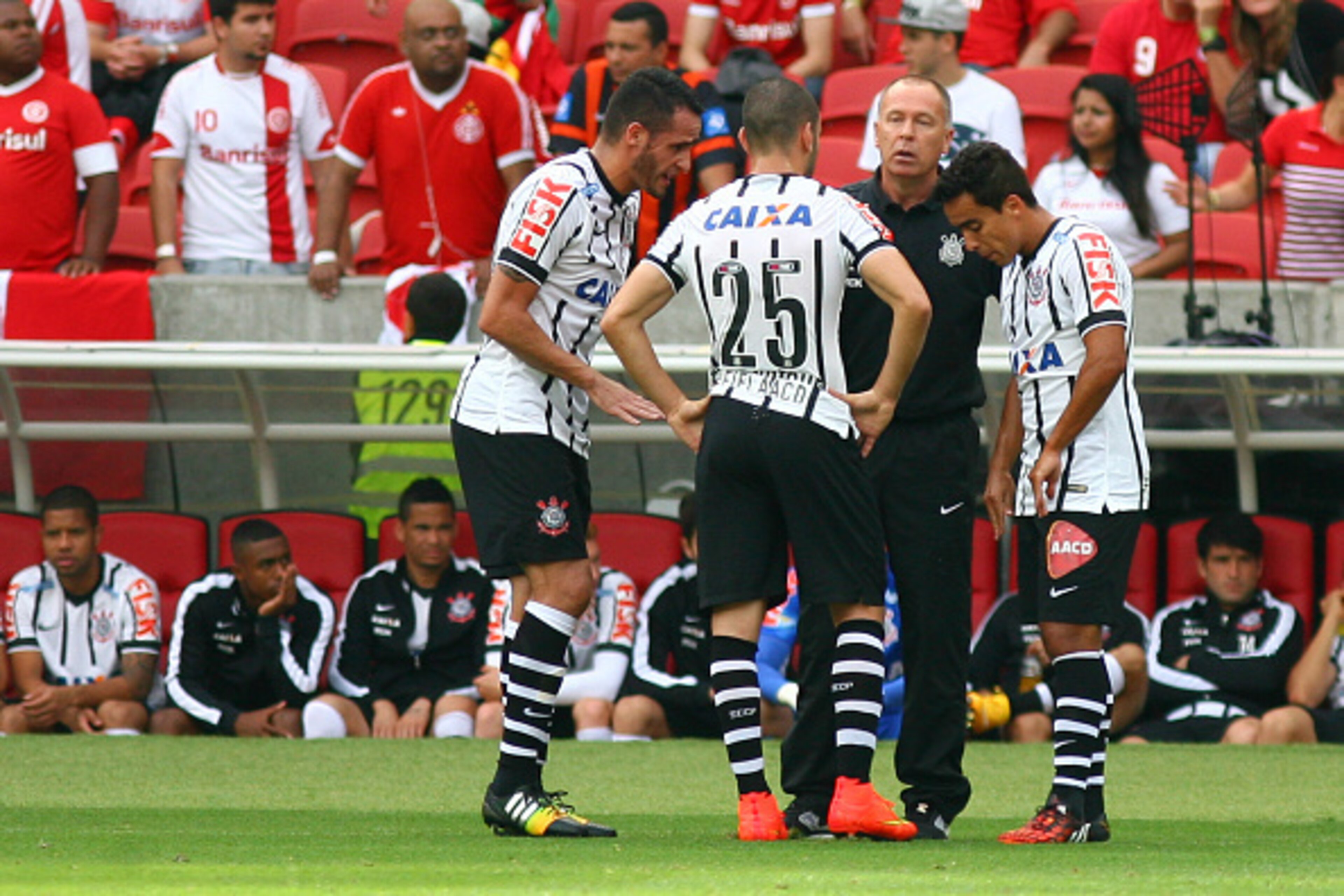 PORTO ALEGRE, BRAZIL - OCTOBER 19: Mano Menezes coach of Corinthians during the match between Internacional and Corinthians as part of Brasileirao Series A 2014, at Estadio Beira-Rio on October 19, 2014, in Porto Alegre, Brazil. (Photo by Lucas Uebel/Gett