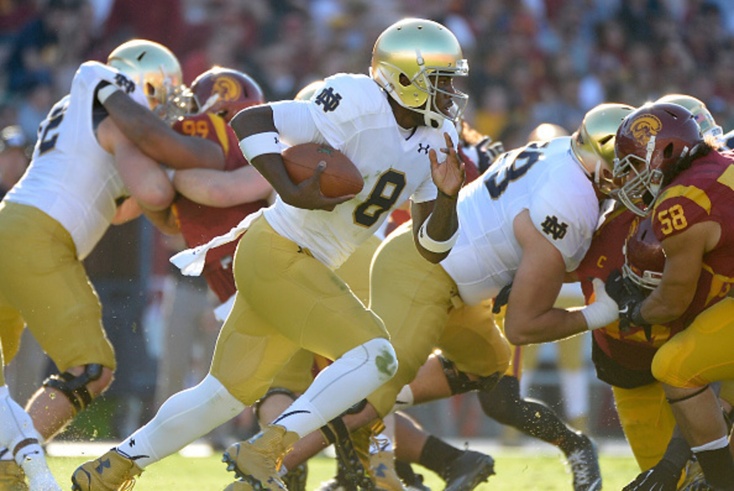 LOS ANGELES, CA - NOVEMBER 29:  Malik Zaire #8 of the Notre Dame Fighting Irish runs the ball during the third quarter against the USC Trojans at Los Angeles Memorial Coliseum on November 29, 2014 in Los Angeles, California.  (Photo by Harry How/Getty Ima