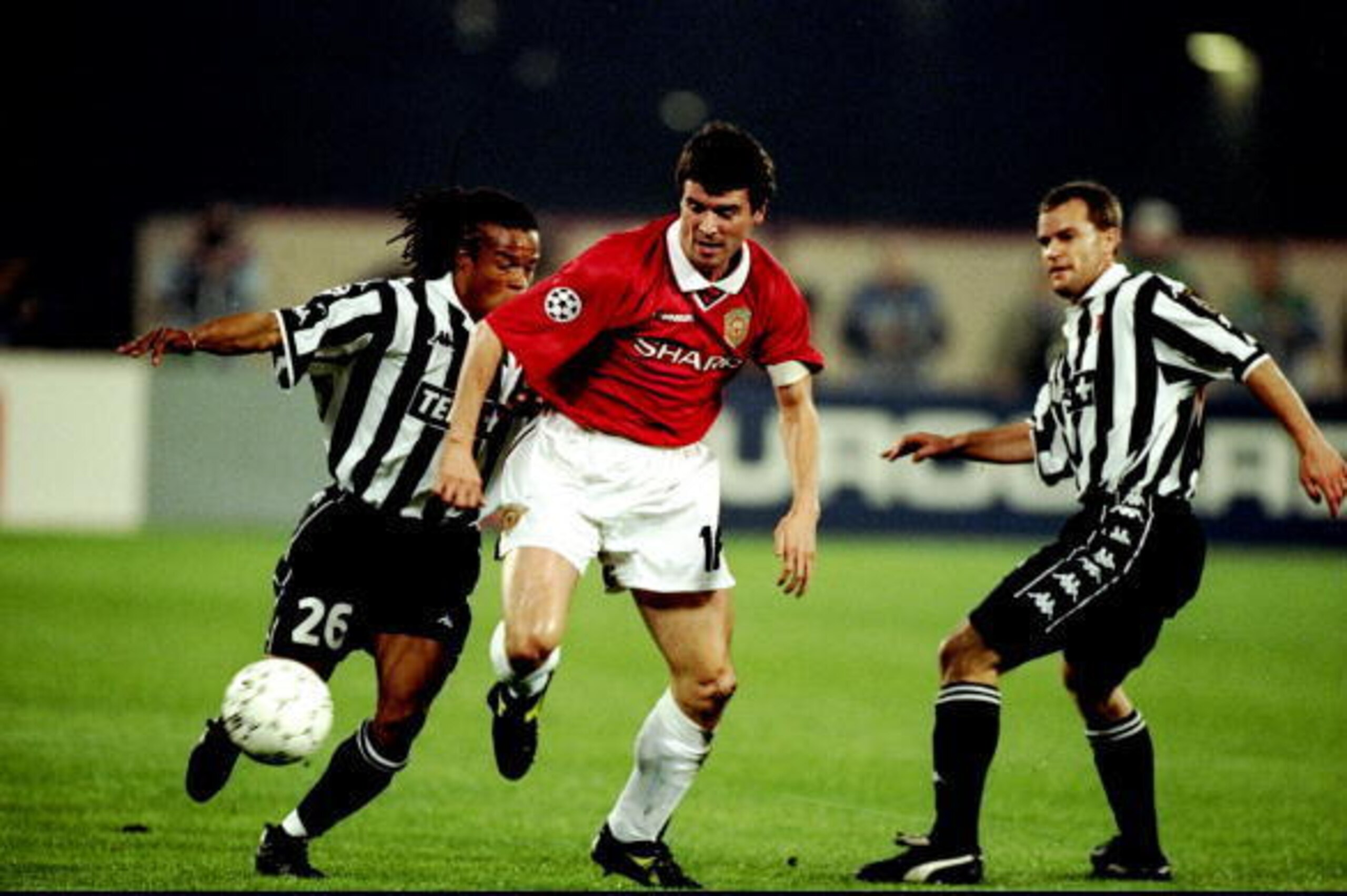 21 Apr 1999: Roy Keane of Manchester United gets past Edgar Davids and Gianluca Pessotto of Juventus in the UEFA Champions League semi-final second leg match at the Stadio delle Alpi in Turin, Italy. Keane scored as United won 3-2 on the night to go thro 21 Apr 1999: Roy Keane of Manchester United gets past Edgar Davids and Gianluca Pessotto of Juventus in the UEFA Champions League semi-final second leg match at the Stadio delle Alpi in Turin, Italy. Keane scored as United won 3-2 on the night to go thro