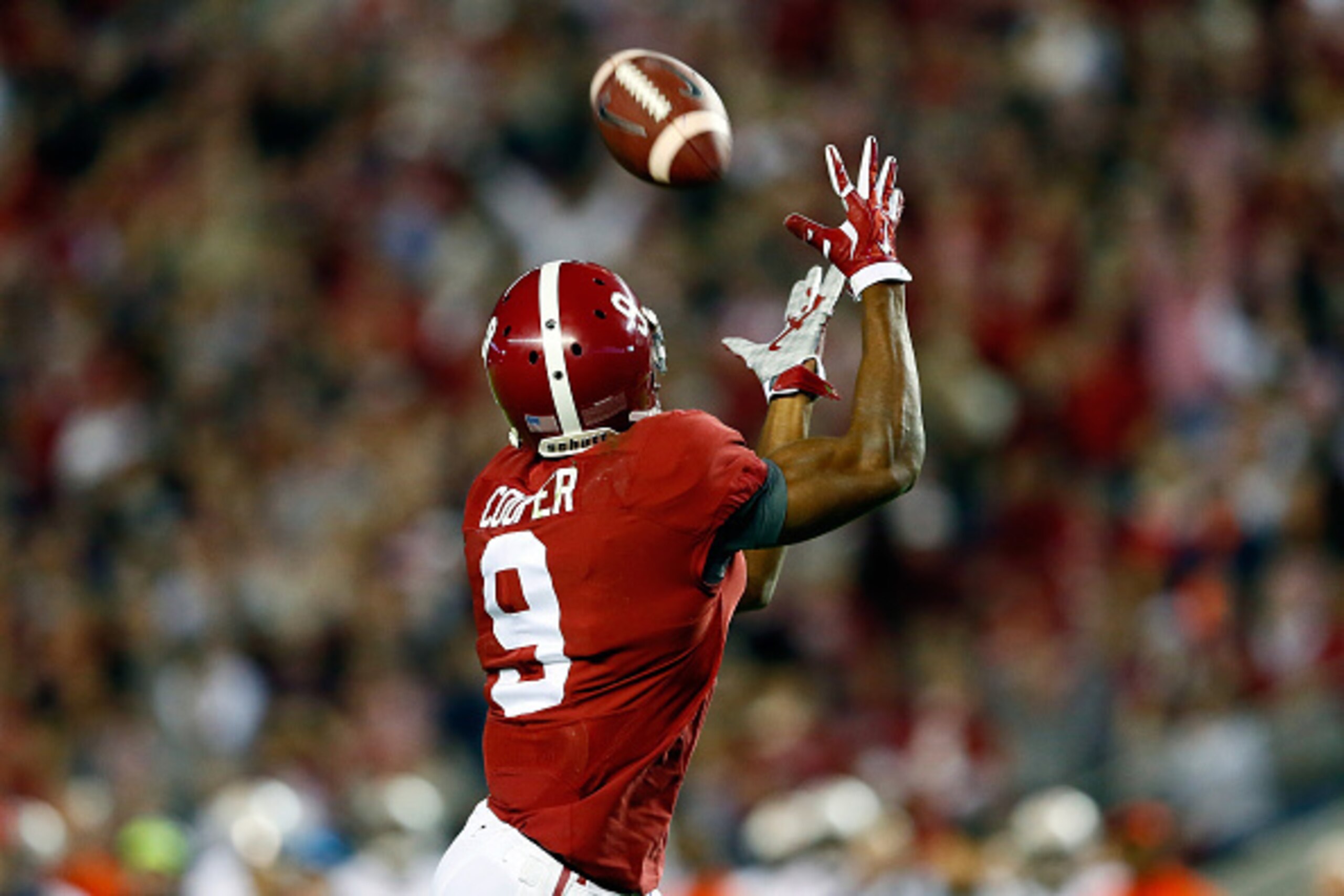 TUSCALOOSA, AL - NOVEMBER 29:  Amari Cooper #9 of the Alabama Crimson Tide catches a 39 yard touchdown thrown by Blake Sims #6 in the third quarter against the Auburn Tigers during the Iron Bowl at Bryant-Denny Stadium on November 29, 2014 in Tuscaloosa, 