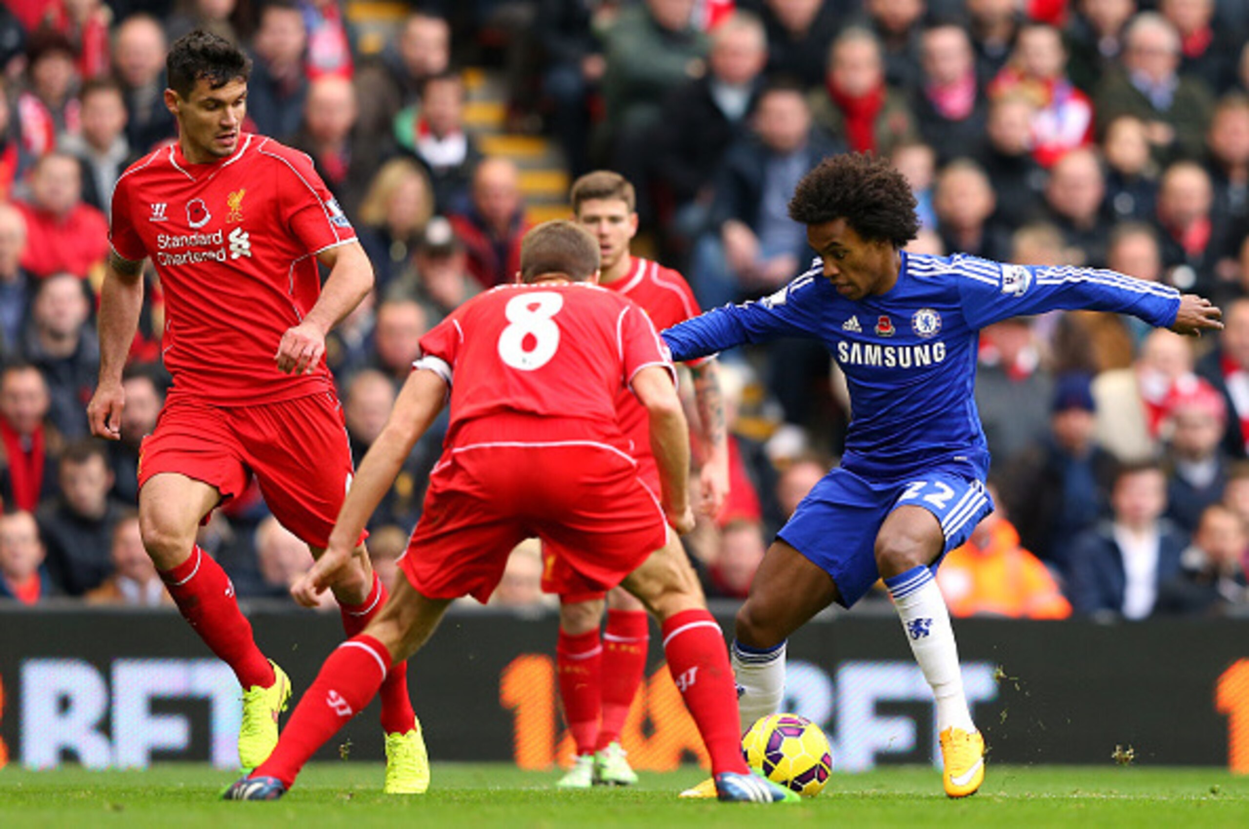 LIVERPOOL, ENGLAND - NOVEMBER 08:  Willian of Chelsea takes on Steven Gerrard of Liverpool during the Barclays Premier League match between Liverpool and Chelsea at Anfield on November 8, 2014 in Liverpool, England.  (Photo by Alex Livesey/Getty Images)