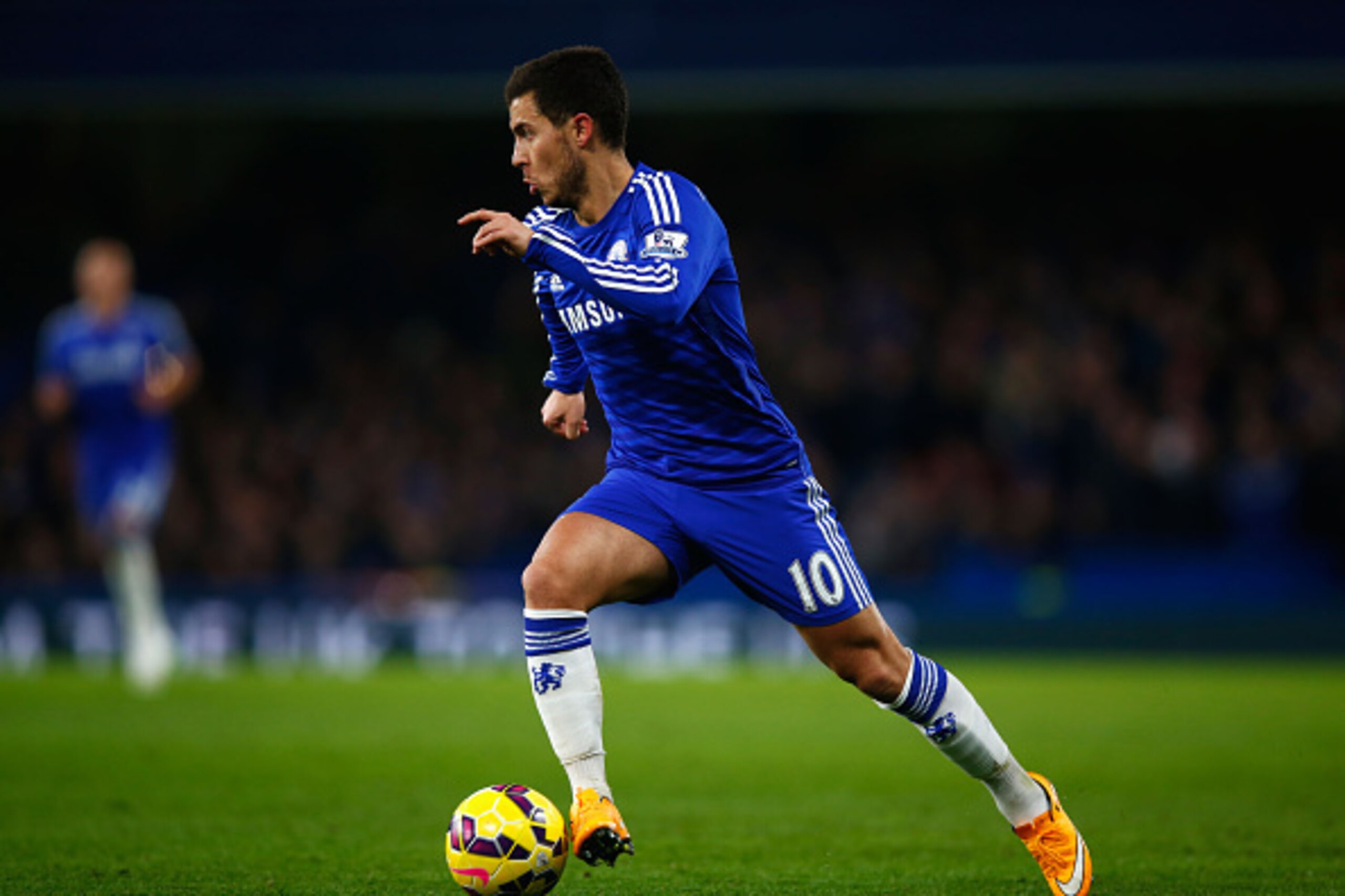 LONDON, ENGLAND - DECEMBER 13:  Eden Hazard of Chelsea in action during the Barclays Premier League match between Chelsea and Hull City at Stamford Bridge on December 13, 2014 in London, England.  (Photo by Clive Rose/Getty Images)