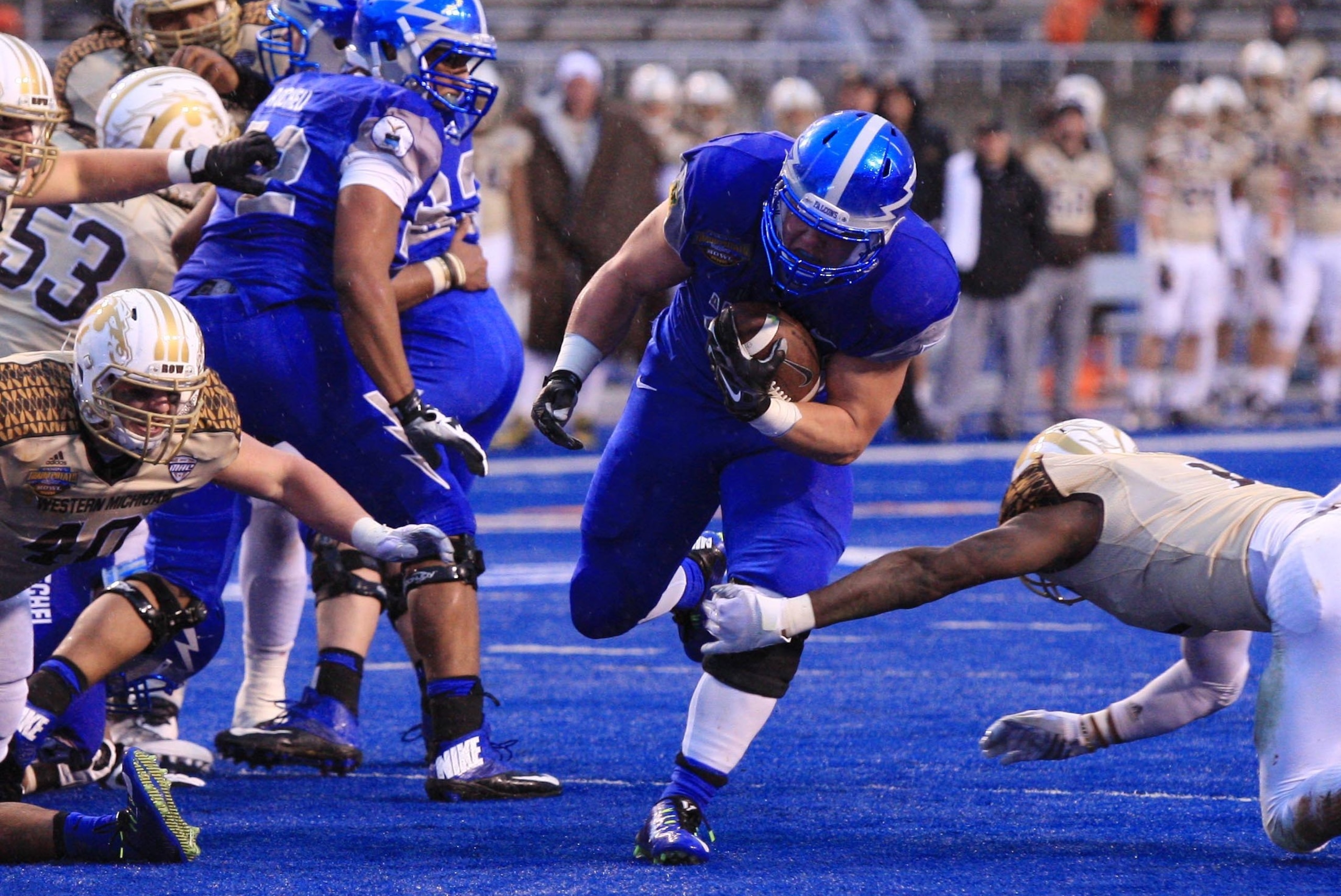 Dec 20, 2014; Boise, ID, USA; Air Force Falcons running back Shayne Davern (43) runs through the line of scrimmage for positive yardage during the first half of the Famous Idaho Potato Bowl verses the Western Michigan Broncos at Albertsons Stadium. Manda Dec 20, 2014; Boise, ID, USA; Air Force Falcons running back Shayne Davern (43) runs through the line of scrimmage for positive yardage during the first half of the Famous Idaho Potato Bowl verses the Western Michigan Broncos at Albertsons Stadium. Manda