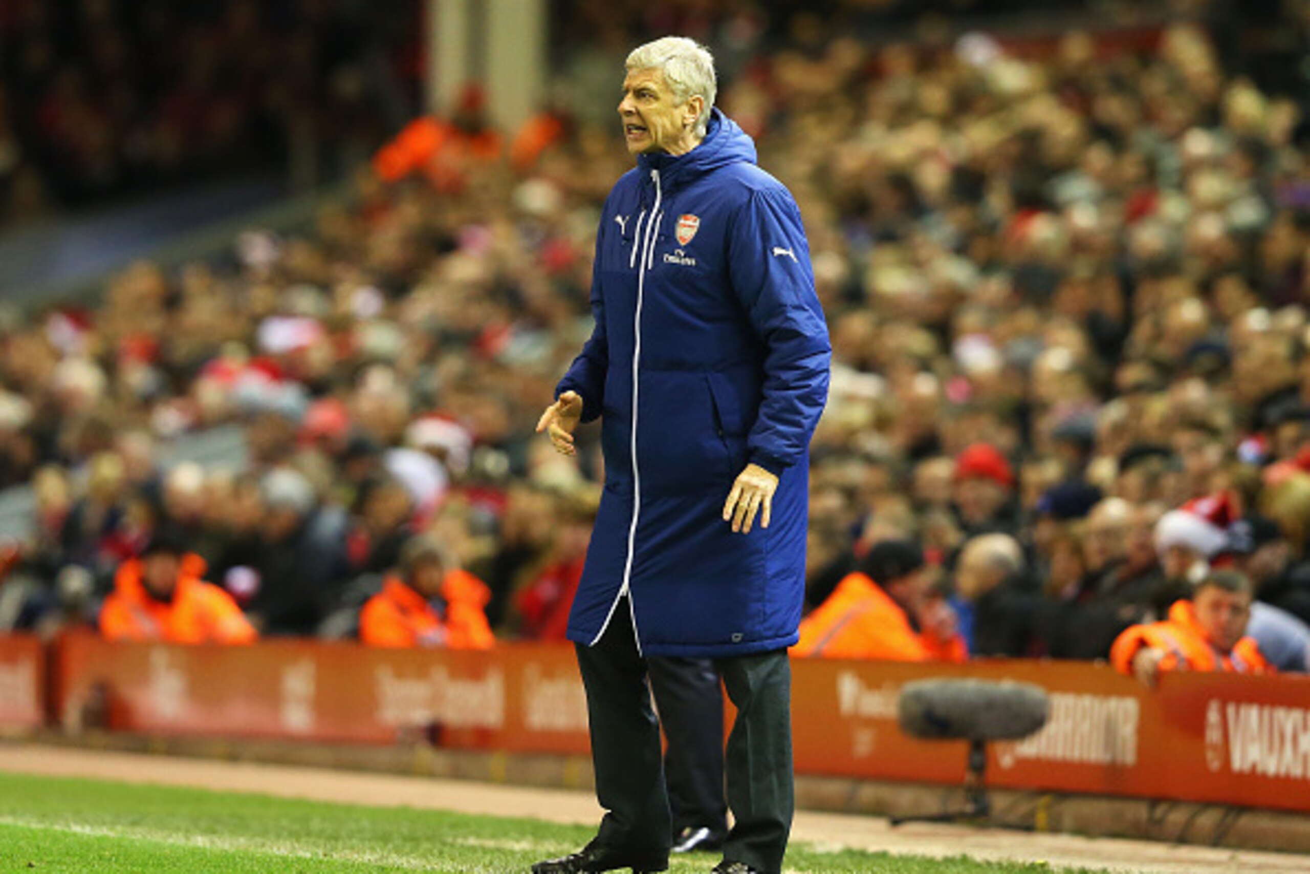 LIVERPOOL, ENGLAND - DECEMBER 21:  Arsene Wenger, manager of Arsenal gives instructions during the Barclays Premier League match between Liverpool and Arsenal at Anfield on December 21, 2014 in Liverpool, England.  (Photo by Alex Livesey/Getty Images)