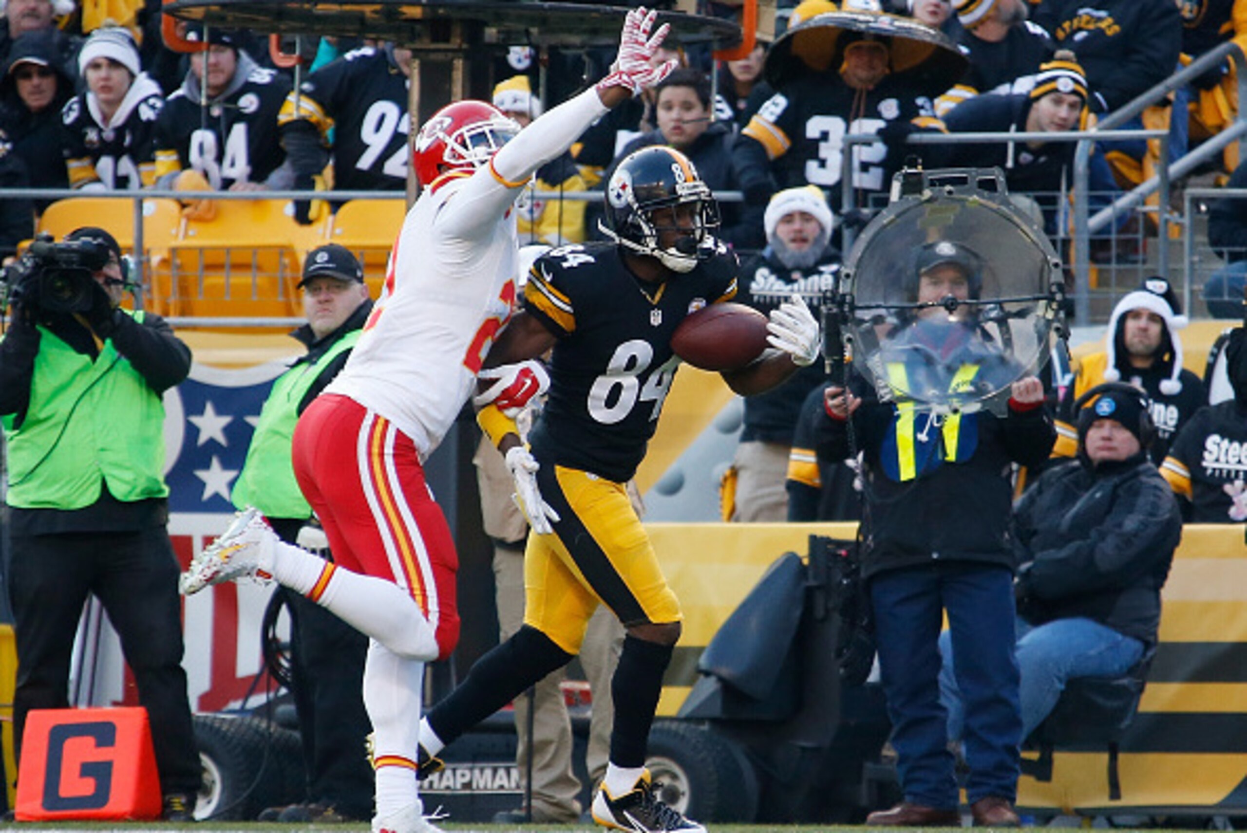 PITTSBURGH, PA - DECEMBER 21:  Sean Smith #21 of the Kansas City Chiefs breaks up a pass intended for Antonio Brown #84 of the Pittsburgh Steelers during the third quarter at Heinz Field on December 21, 2014 in Pittsburgh, Pennsylvania.  (Photo by Gregory