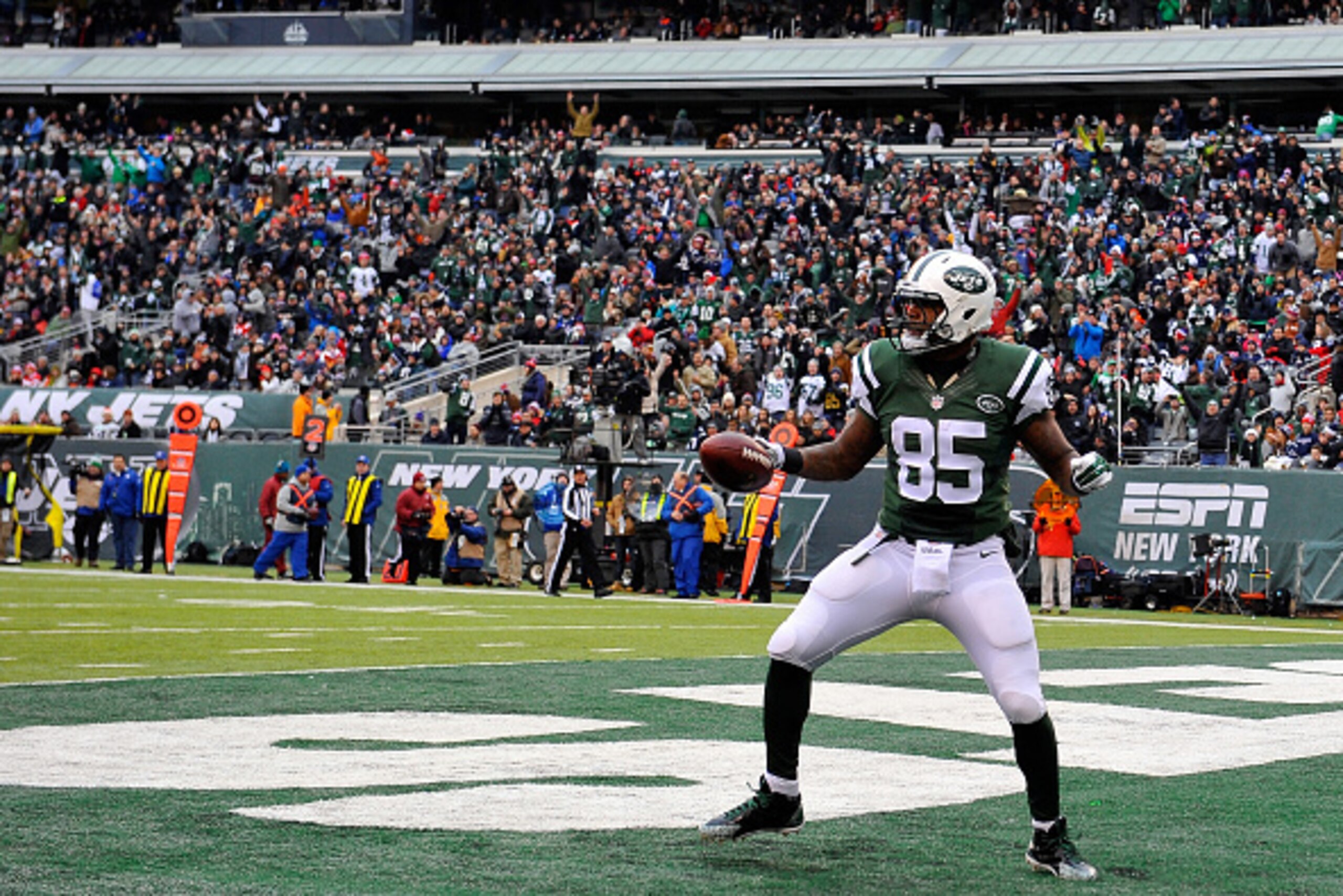 EAST RUTHERFORD, NJ - DECEMBER 21:  Tight end Jeff Cumberland #85 of the New York Jets celebrates a touchdown in the second quarter against the New England Patriots during a game at MetLife Stadium on December 21, 2014 in East Rutherford, New Jersey.  (Ph