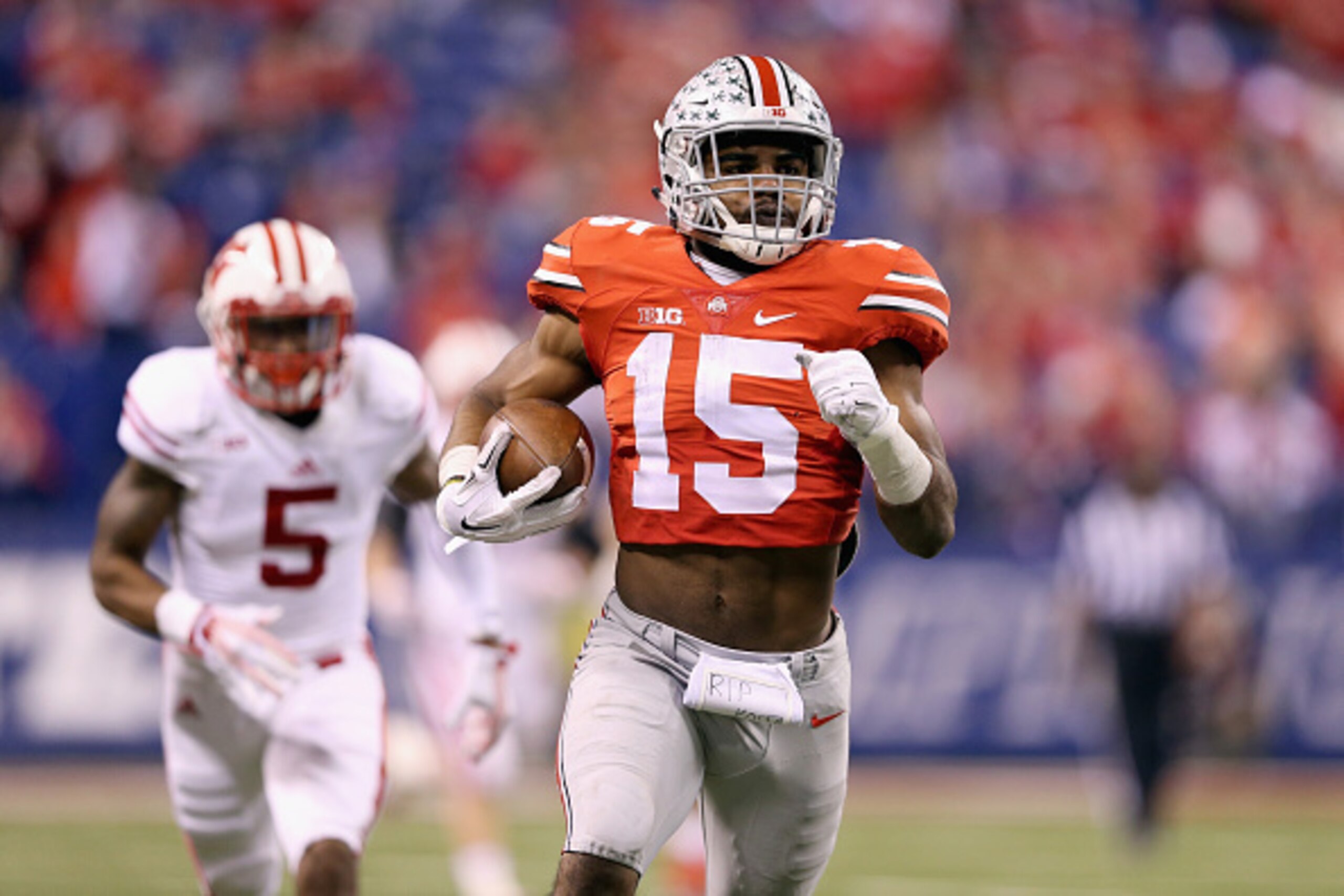 INDIANAPOLIS, IN - DECEMBER 06:  Ezekiel Elliott #15 of the Ohio State Buckeyes runs with the ball in the fourth quarter of the Big Ten Championship against the Wisconsin Badgers at Lucas Oil Stadium on December 6, 2014 in Indianapolis, Indiana.  (Photo b