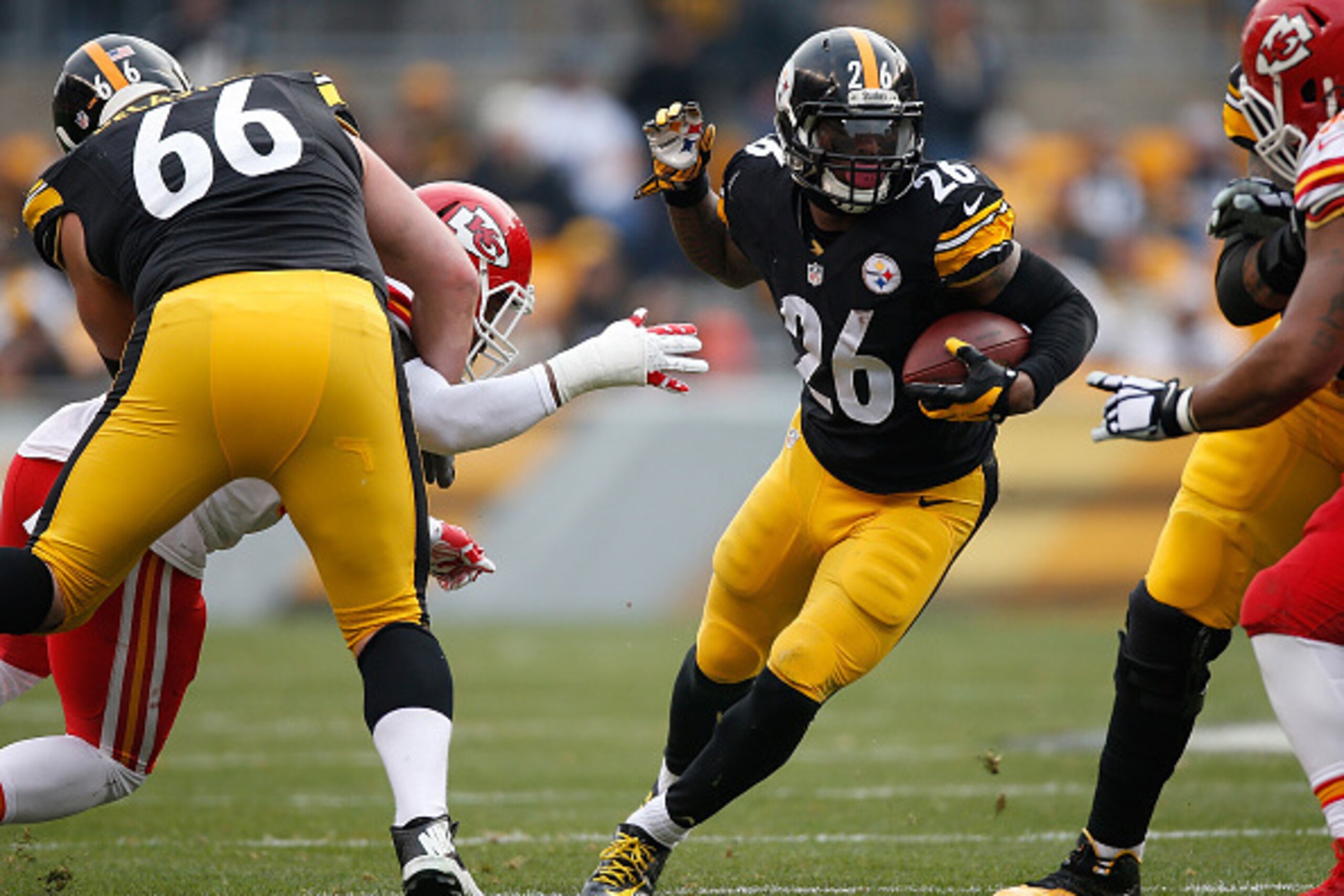 PITTSBURGH, PA - DECEMBER 21:  Le'Veon Bell #26 of the Pittsburgh Steelers carries the ball during the second quarter against the Kansas City Chiefs at Heinz Field on December 21, 2014 in Pittsburgh, Pennsylvania.  (Photo by Gregory Shamus/Getty Images)