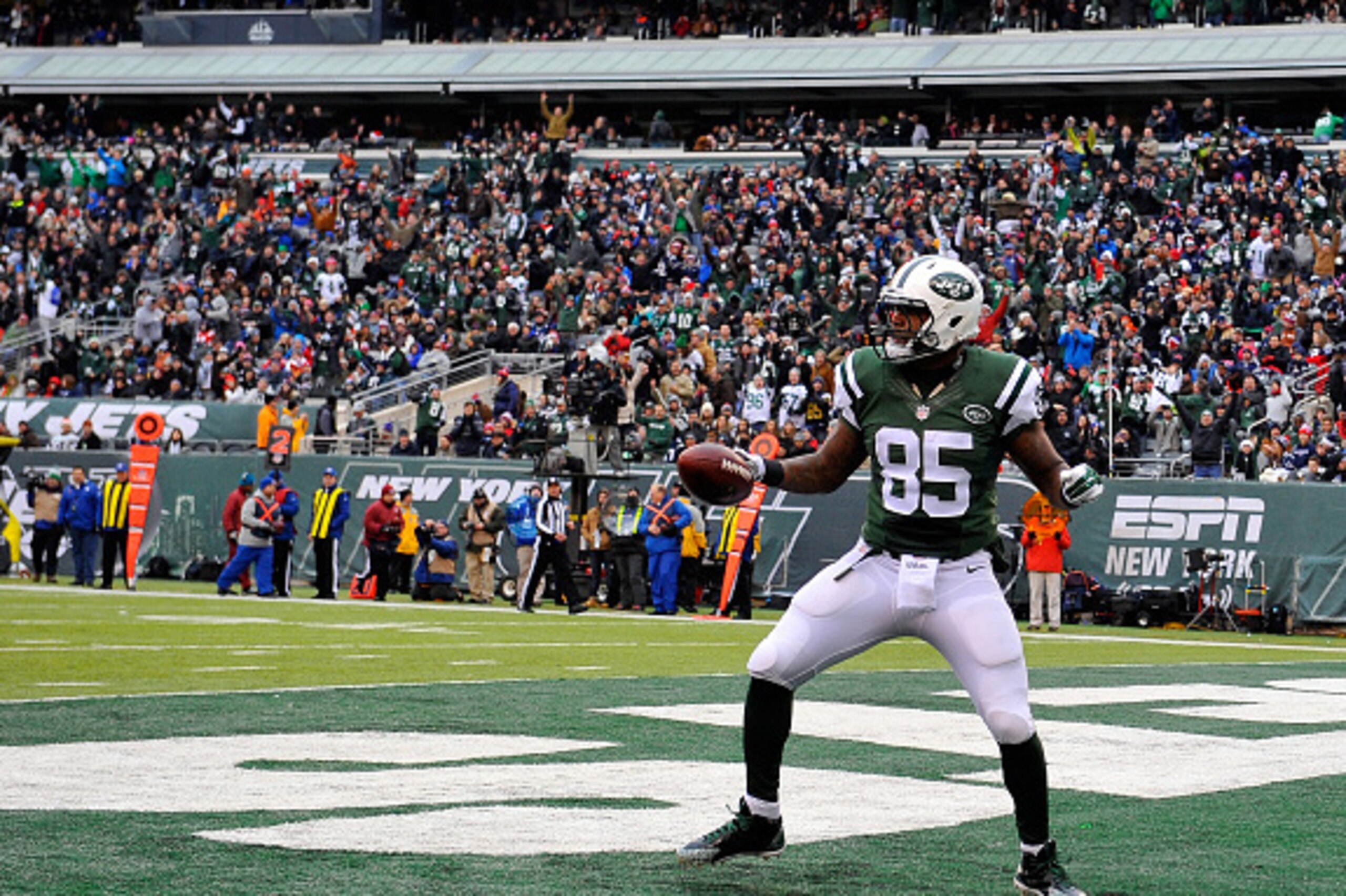 EAST RUTHERFORD, NJ - DECEMBER 21:  Tight end Jeff Cumberland #85 of the New York Jets celebrates a touchdown in the second quarter against the New England Patriots during a game at MetLife Stadium on December 21, 2014 in East Rutherford, New Jersey.  (Ph