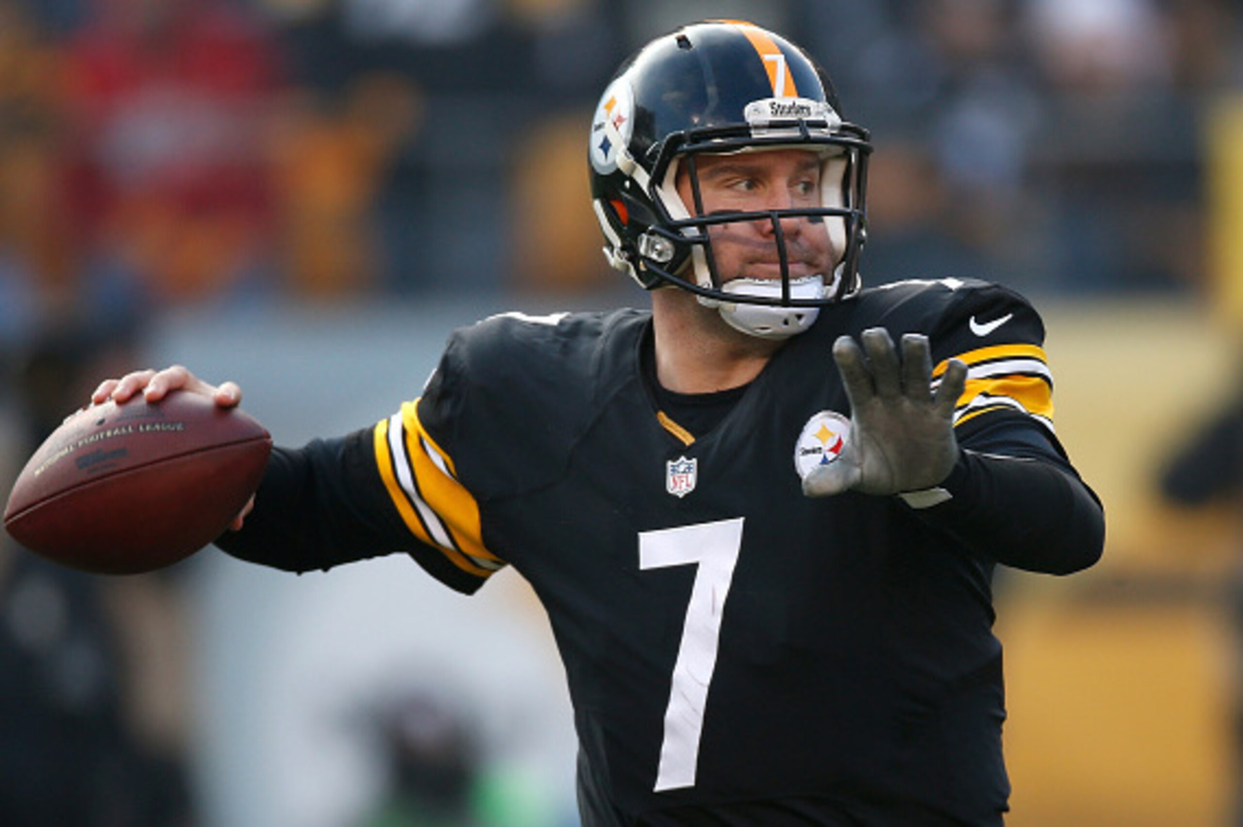PITTSBURGH, PA - DECEMBER 21:  Ben Roethlisberger #7 of the Pittsburgh Steelers throws a pass during the third quarter against the Kansas City Chiefs at Heinz Field on December 21, 2014 in Pittsburgh, Pennsylvania.  (Photo by Gregory Shamus/Getty Images)