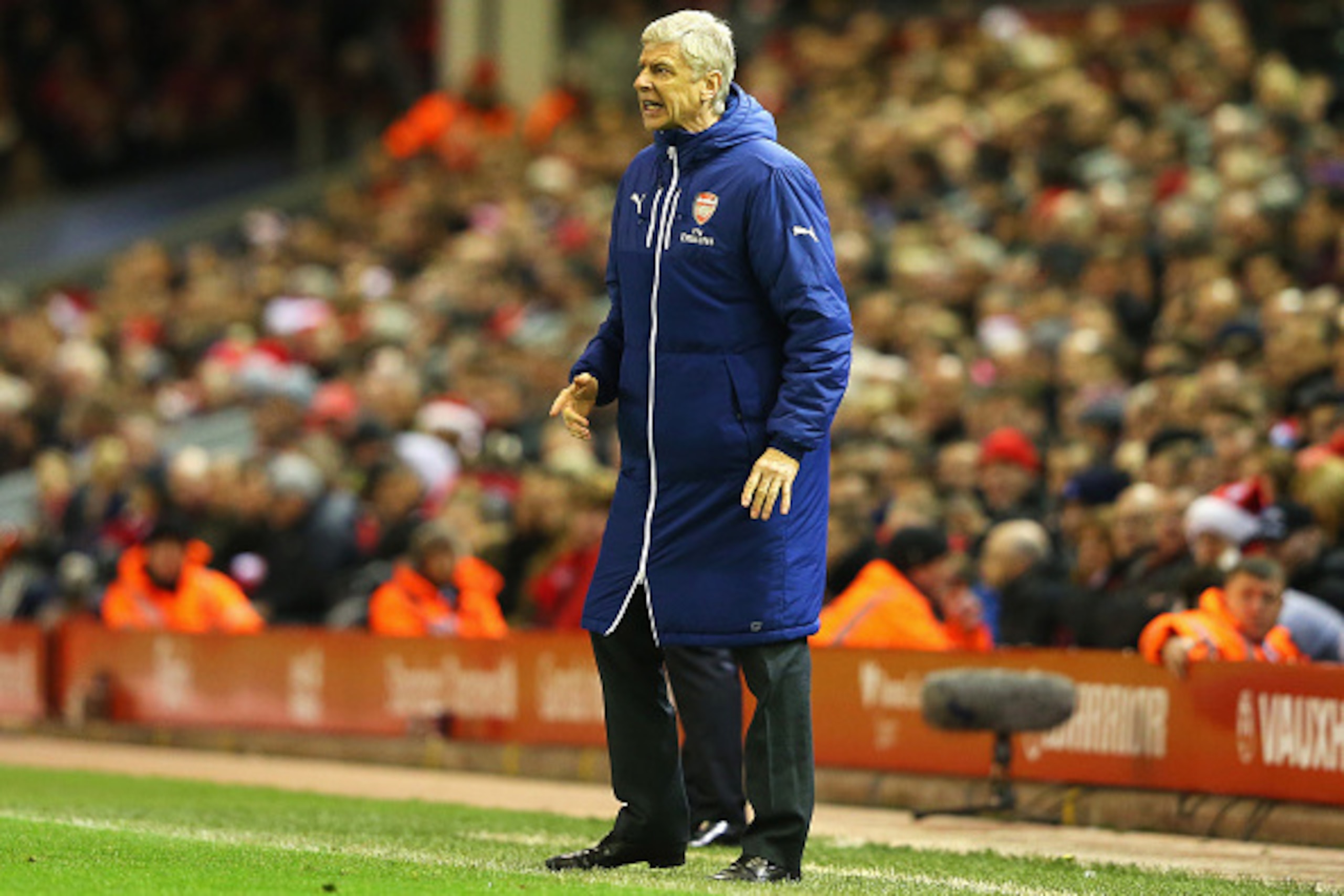 LIVERPOOL, ENGLAND - DECEMBER 21:  Arsene Wenger, manager of Arsenal gives instructions during the Barclays Premier League match between Liverpool and Arsenal at Anfield on December 21, 2014 in Liverpool, England.  (Photo by Alex Livesey/Getty Images)