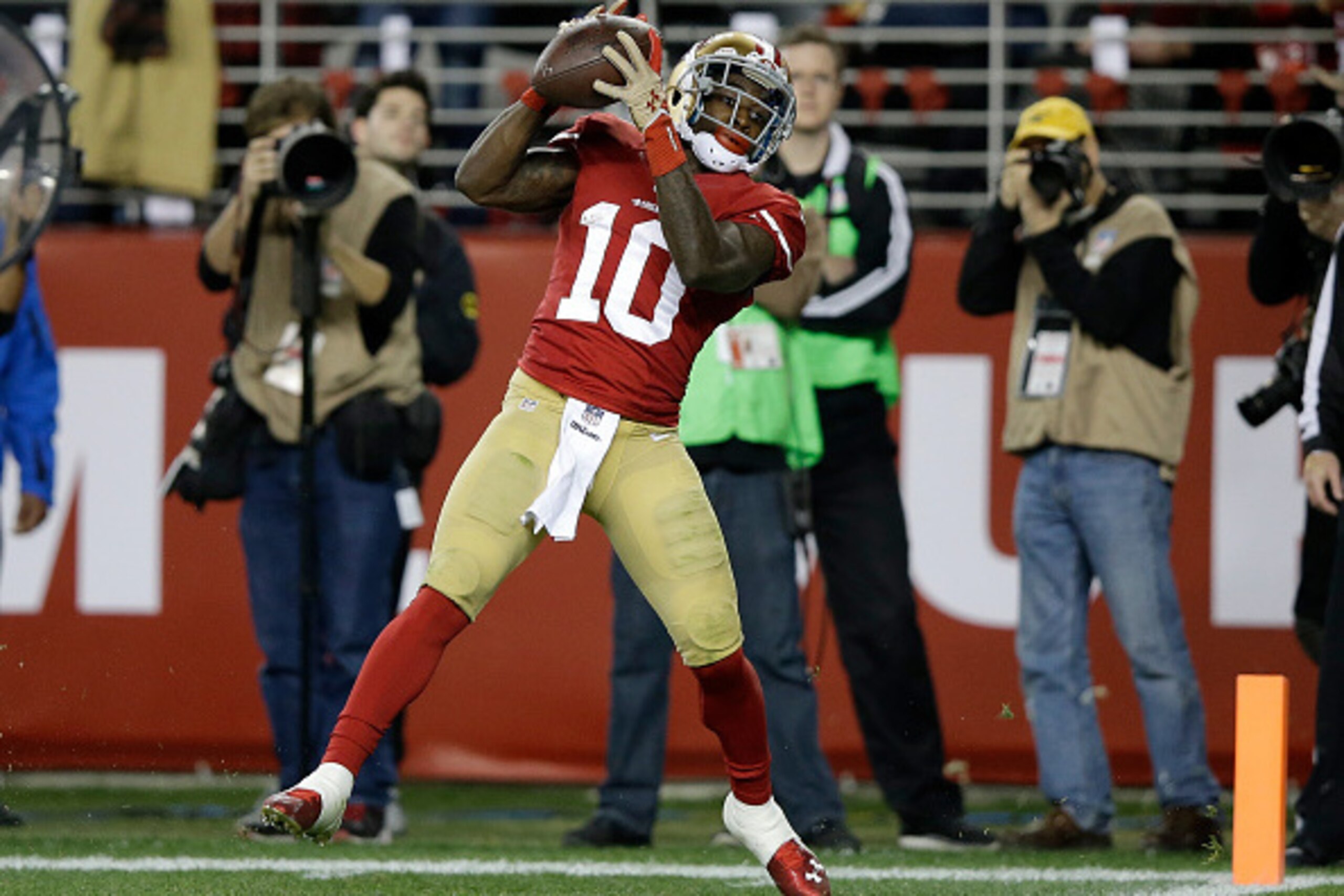 SANTA CLARA, CA - DECEMBER 20:  Wide receiver Bruce Ellington #10 of the San Francisco 49ers cathces an eight-yard touchdown in the second quarter against the San Diego Chargers at Levi's Stadium on December 20, 2014 in Santa Clara, California.  (Photo by