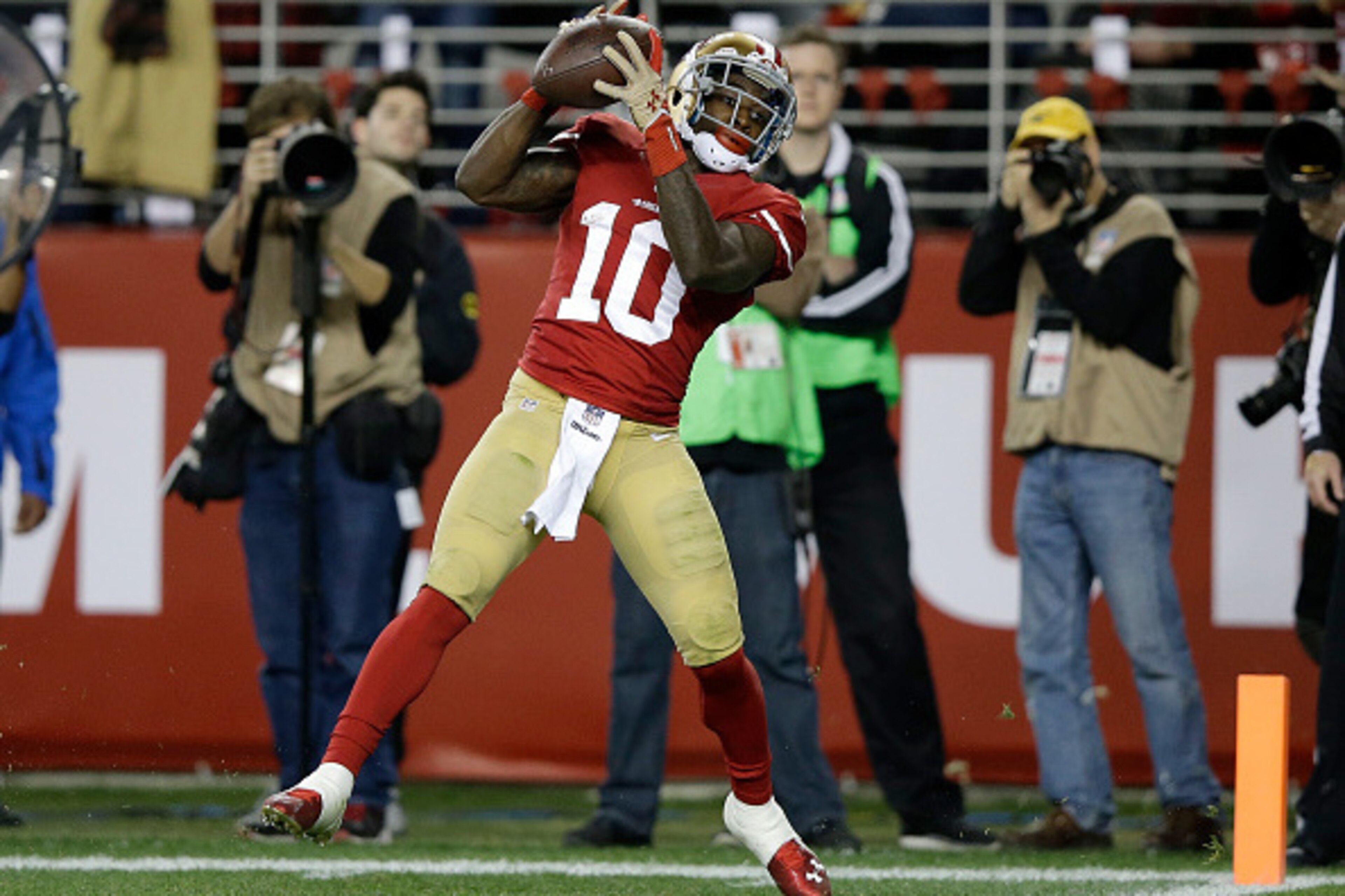 SANTA CLARA, CA - DECEMBER 20:  Wide receiver Bruce Ellington #10 of the San Francisco 49ers cathces an eight-yard touchdown in the second quarter against the San Diego Chargers at Levi's Stadium on December 20, 2014 in Santa Clara, California.  (Photo by