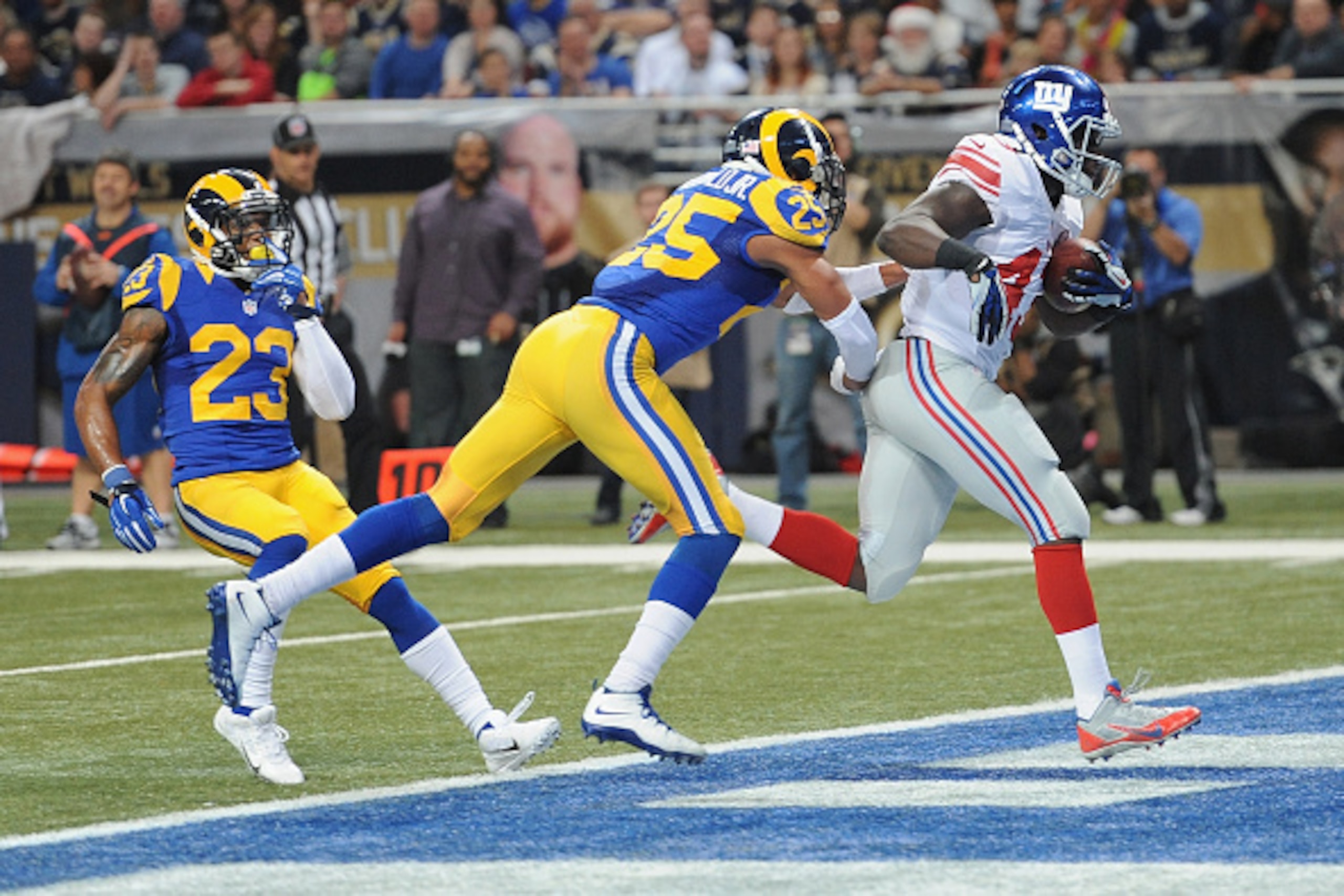 ST. LOUIS, MO - DECEMBER 21: Orleans Darkwa #43 of the New York Giants scores a second quarter touchdown against the St. Louis Rams at the Edward Jones Dome on December 21, 2014 in St. Louis, Missouri. (Photo by Michael B. Thomas/Getty Images)