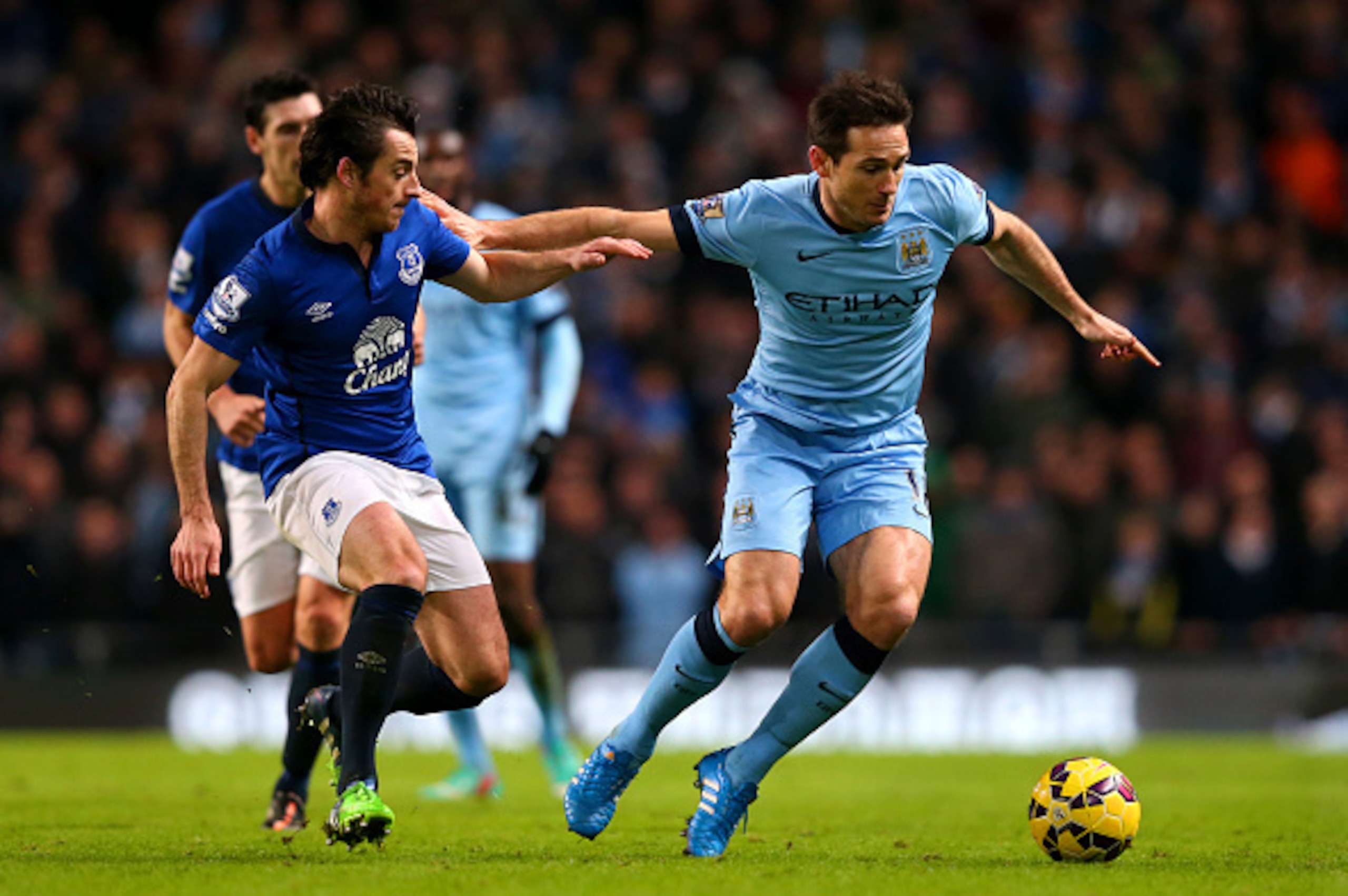 MANCHESTER, ENGLAND - DECEMBER 06:  Leighton Baines of Everton battles for the ball with Frank Lampard of Manchester City during the Barclays Premier League match between Manchester City and Everton at Etihad Stadium on December 6, 2014 in Manchester, Eng