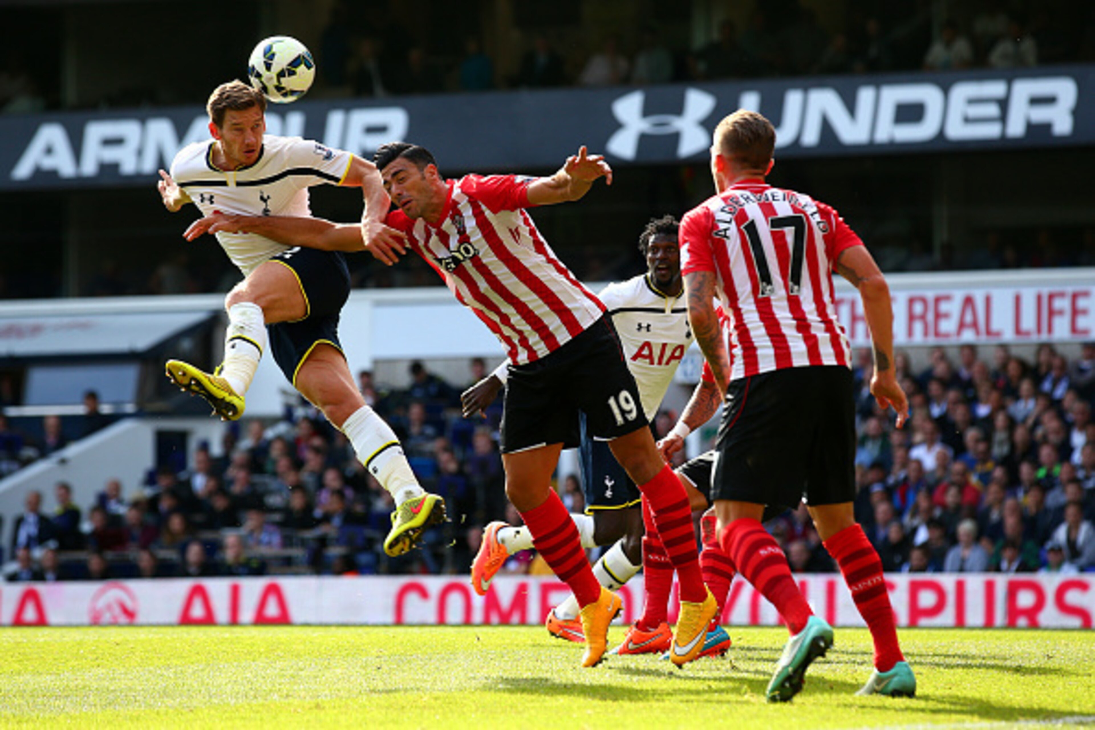 LONDON, ENGLAND - OCTOBER 05:  Jan Vertonghen of Spurs heads towards goal under pressure from Graziano Pelle of Southampton during the Barclays Premier League match between Tottenham Hotspur and Southampton at White Hart Lane on October 5, 2014 in London,