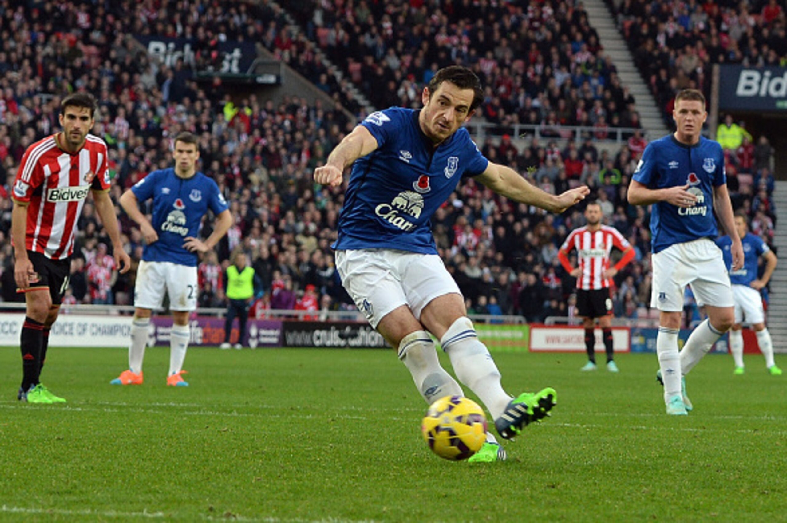 SUNDERLAND, ENGLAND - NOVEMBER 09:  Leighton Baines of Everton shoots to score a penalty during the Barclays Premier League match between Sunderland and Everton at Stadium of Light  on November 9, 2014 in Sunderland, England.  (Photo by Nigel Roddis/Getty