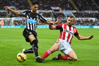 NEWCASTLE UPON TYNE, ENGLAND - DECEMBER 21: Ayoze Perez of Newcastle United is challenged by Lee Cattermole of Sunderland during the Barclays Premier League match between Newcastle United and Sunderland at St James' Park on December 21, 2014 in Newcastle 