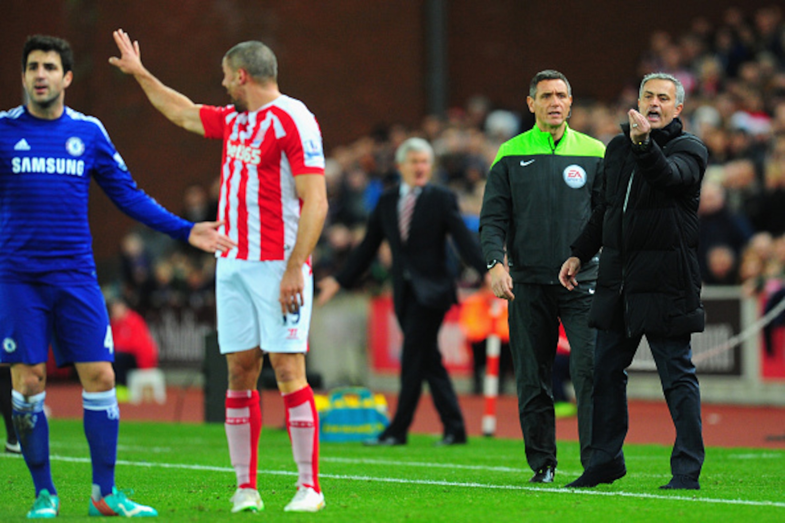 STOKE ON TRENT, ENGLAND - DECEMBER 22:  Chelsea manager Jose Mourinho (r) reacts after a foul on Eden Hazard during the Barclays Premier League match between Stoke City and Chelsea at Britannia Stadium on December 22, 2014 in Stoke on Trent, England.  (Ph