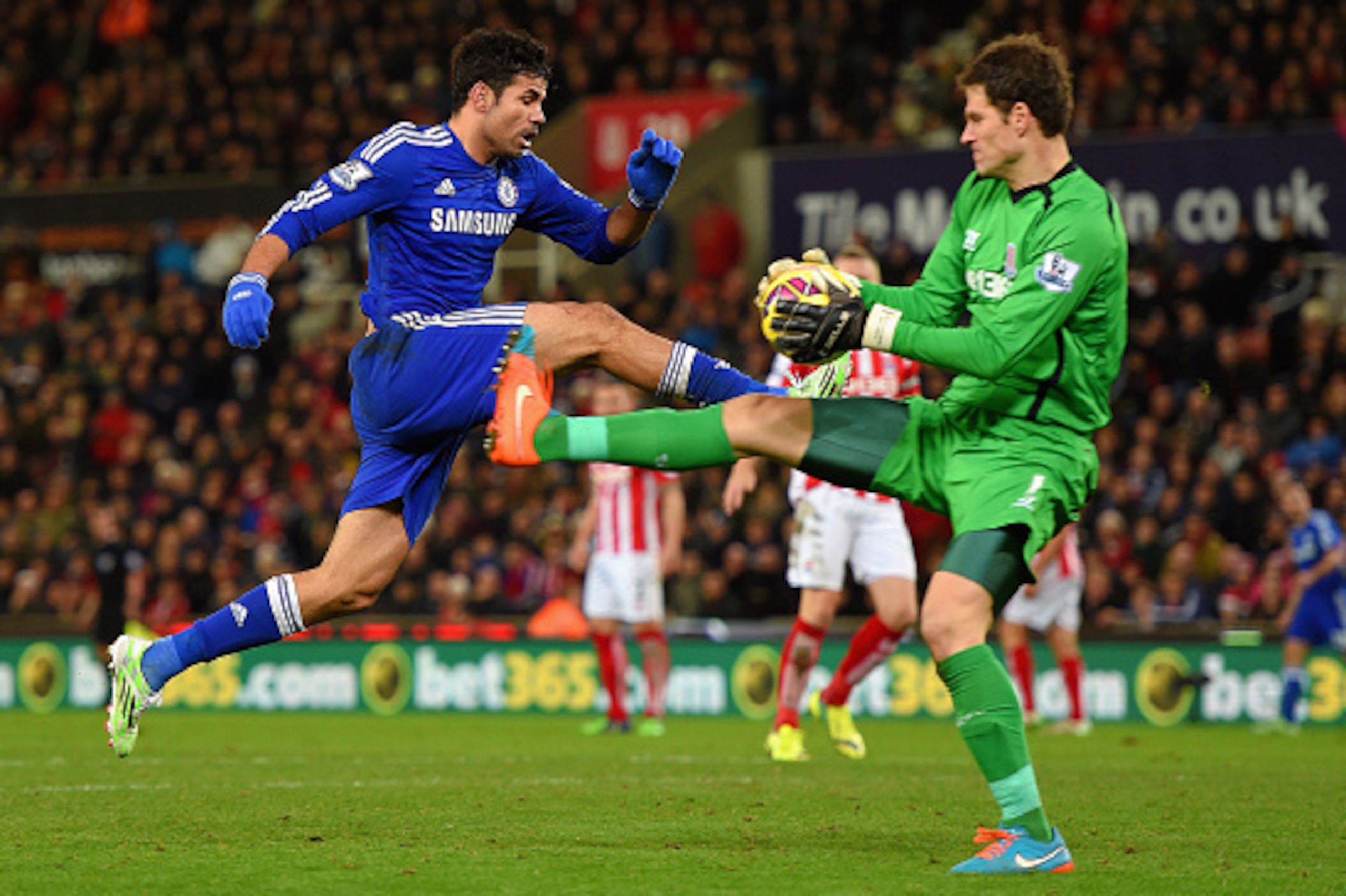 STOKE ON TRENT, ENGLAND - DECEMBER 22:  Asmir Begovic of Stoke City is challenged by Diego Costa of Chelsea during the Barclays Premier League match between Stoke City and Chelsea at Britannia Stadium on December 22, 2014 in Stoke on Trent, England.  (Pho