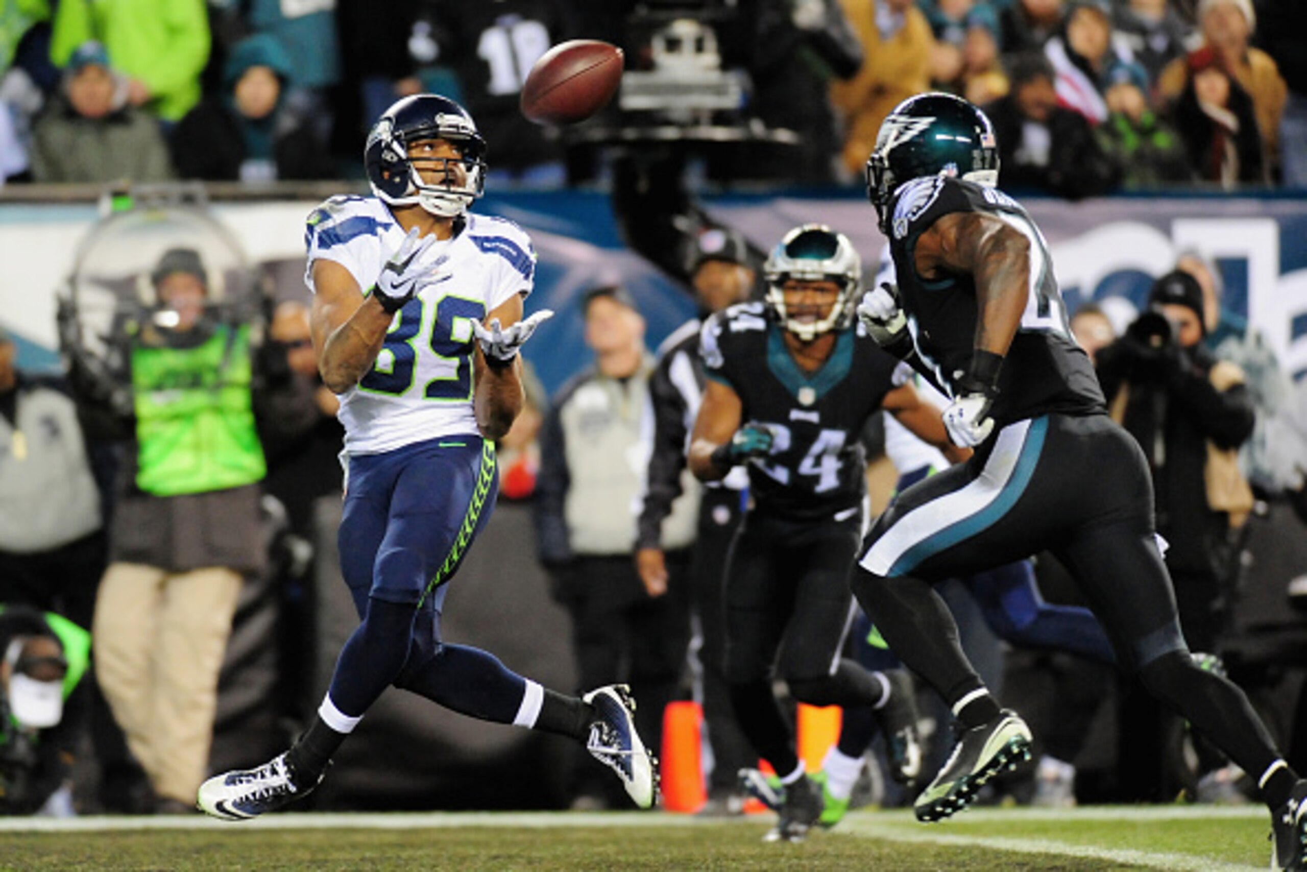 PHILADELPHIA, PA - DECEMBER 07:  Doug Baldwin #89 of the Seattle Seahawks makes a touchdown against Malcolm Jenkins #27 of the Philadelphia Eagles during the third quarter of the game at Lincoln Financial Field on December 7, 2014 in Philadelphia, Pennsyl